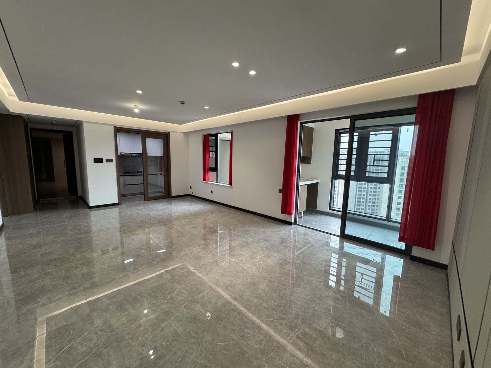 卓越中寰 4室2厅2卫 5000.0元/月 卓越中寰 4室2厅2卫 5000.0元/月室内图