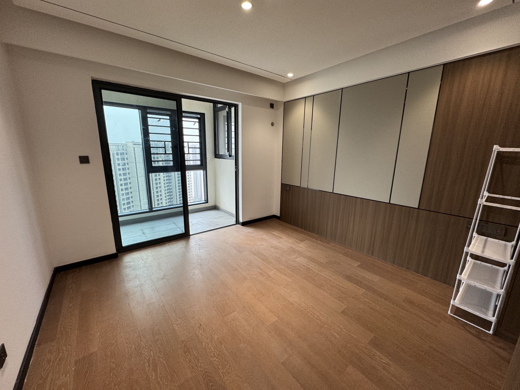 卓越中寰 4室2厅2卫 5000.0元/月 卓越中寰 4室2厅2卫 5000.0元/月室内图