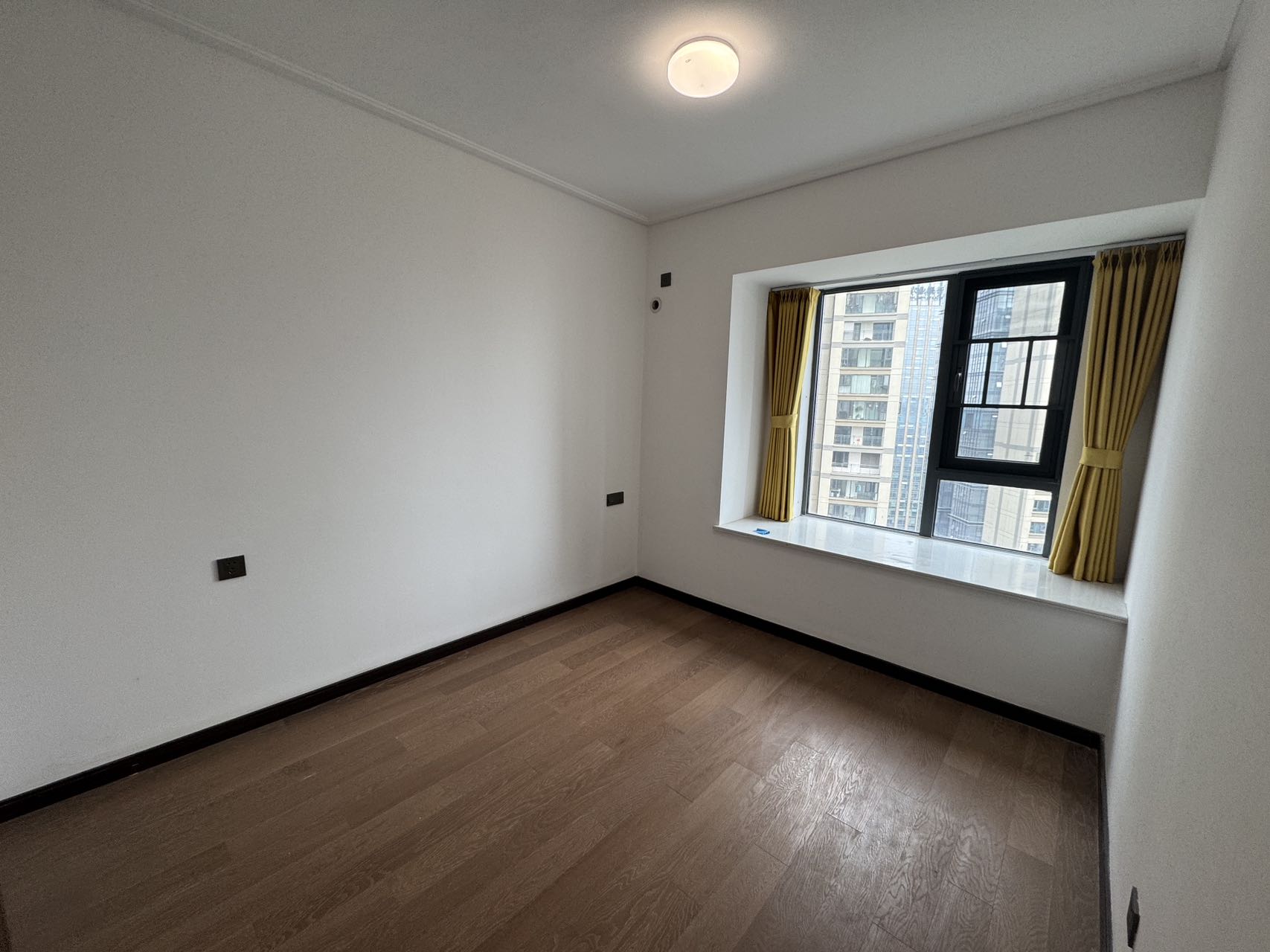 卓越中寰 4室2厅2卫 5000.0元/月 卓越中寰 4室2厅2卫 5000.0元/月室内图