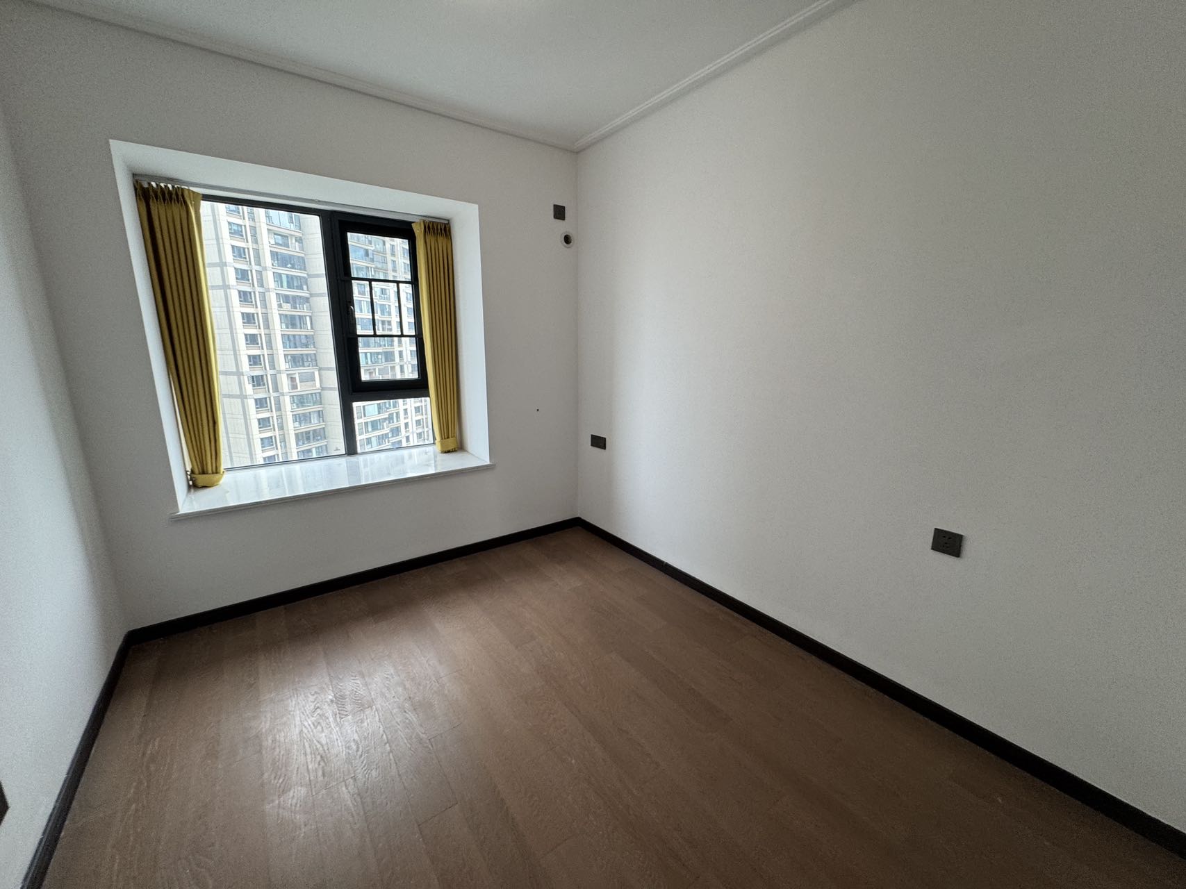 卓越中寰 4室2厅2卫 5000.0元/月 卓越中寰 4室2厅2卫 5000.0元/月室内图