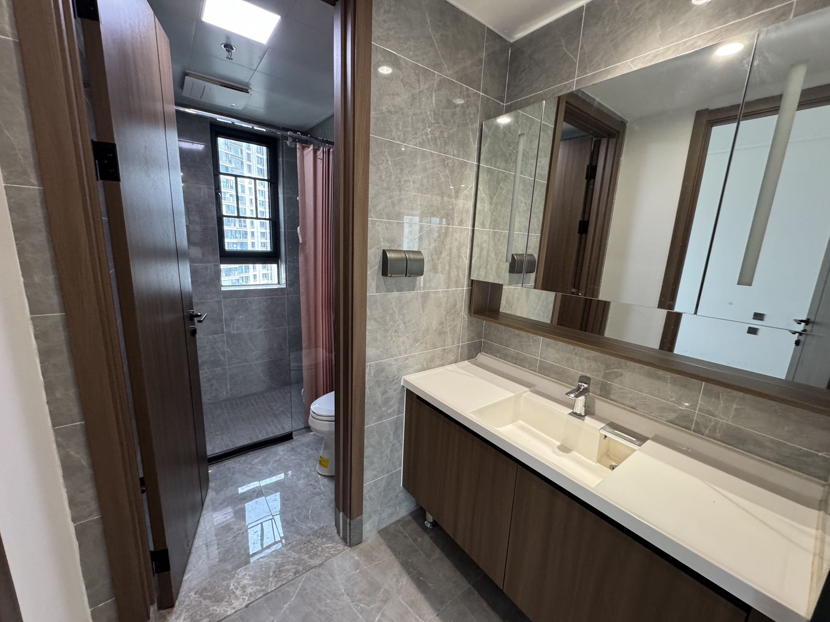 卓越中寰 4室2厅2卫 5000.0元/月 卓越中寰 4室2厅2卫 5000.0元/月室内图