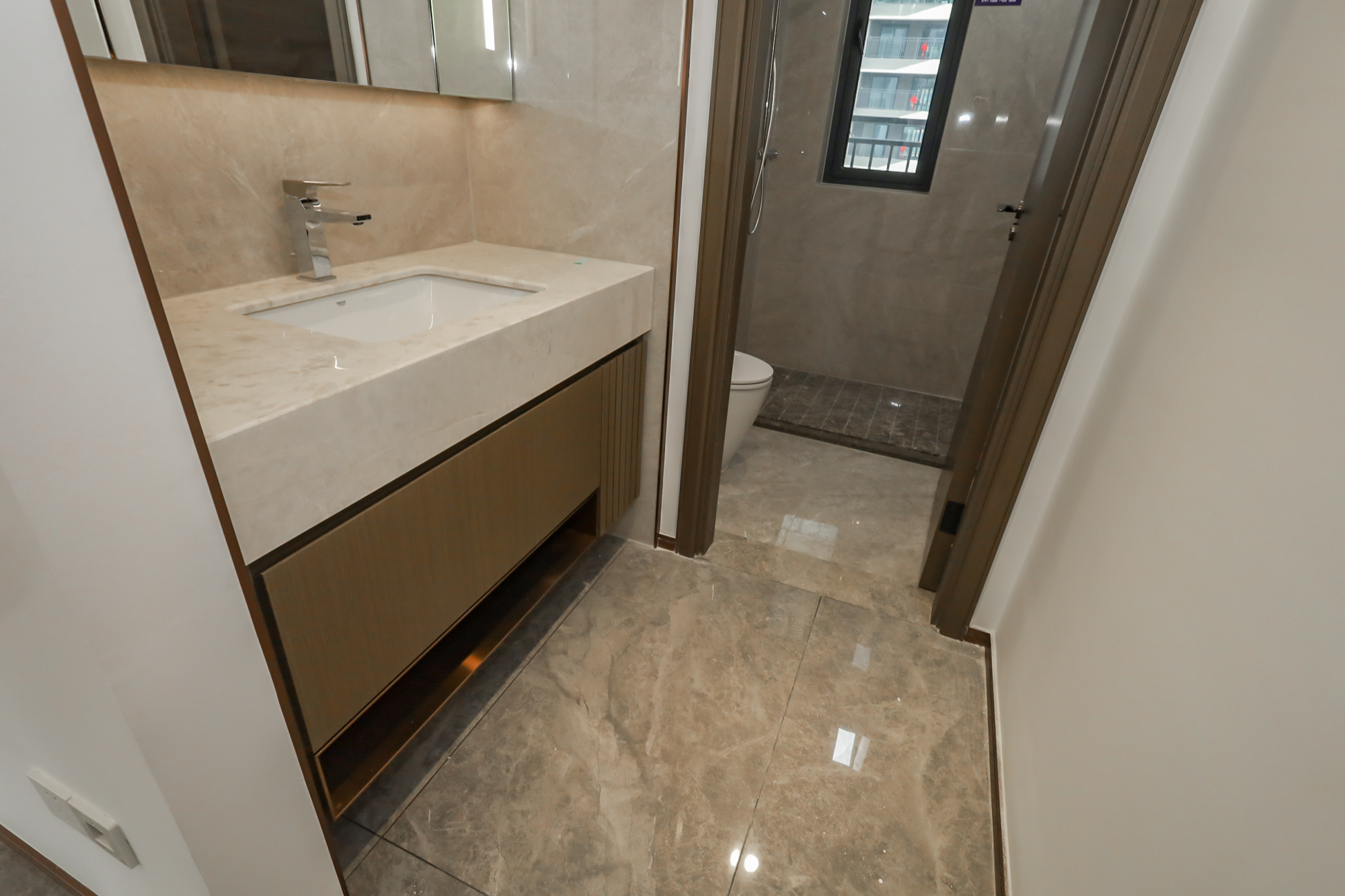 滨江府1913  4室2厅3卫    475.0万 滨江府1913  4室2厅3卫    475.0万卫生间