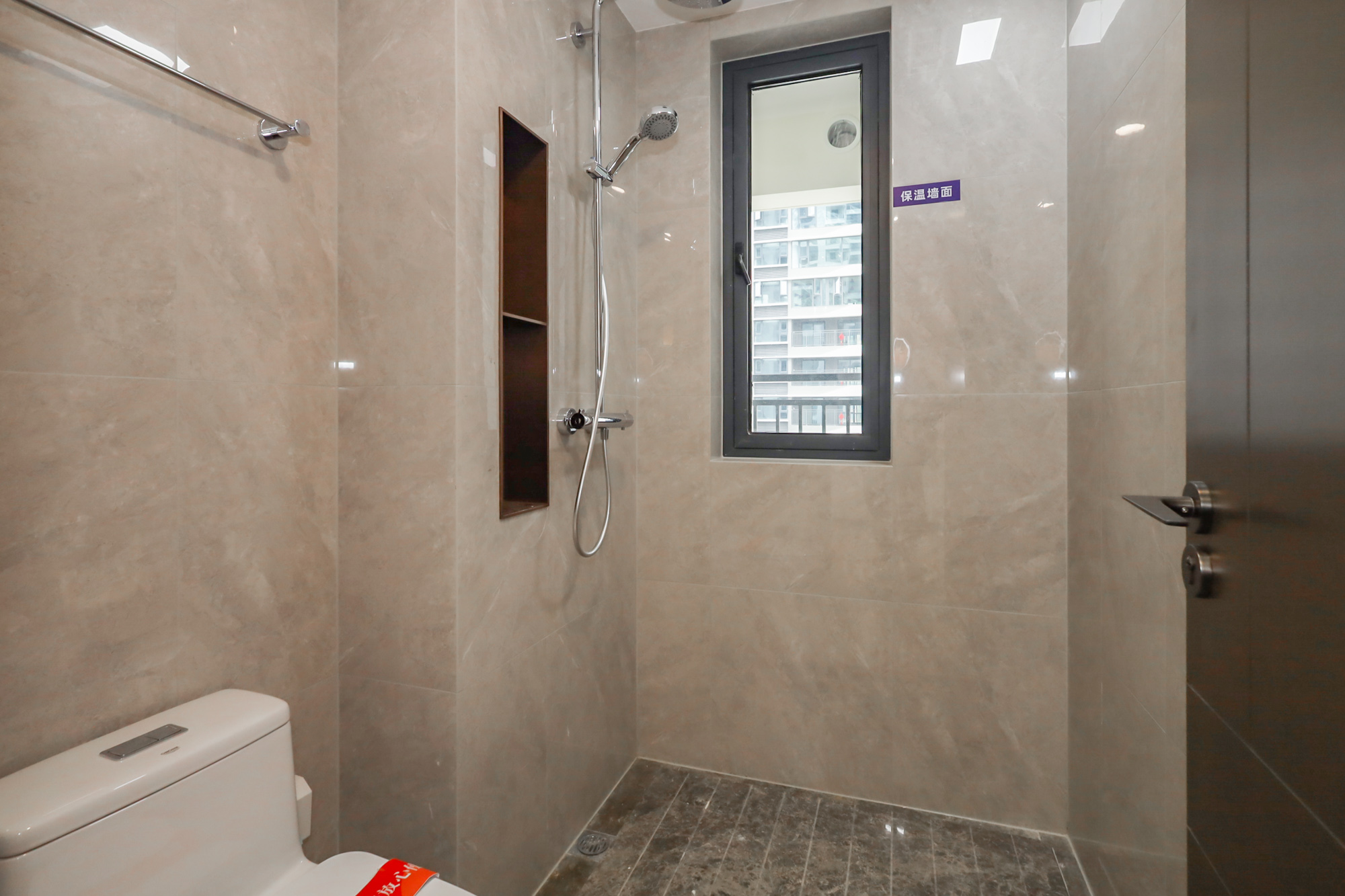 滨江府1913  4室2厅3卫    475.0万 滨江府1913  4室2厅3卫    475.0万卫生间