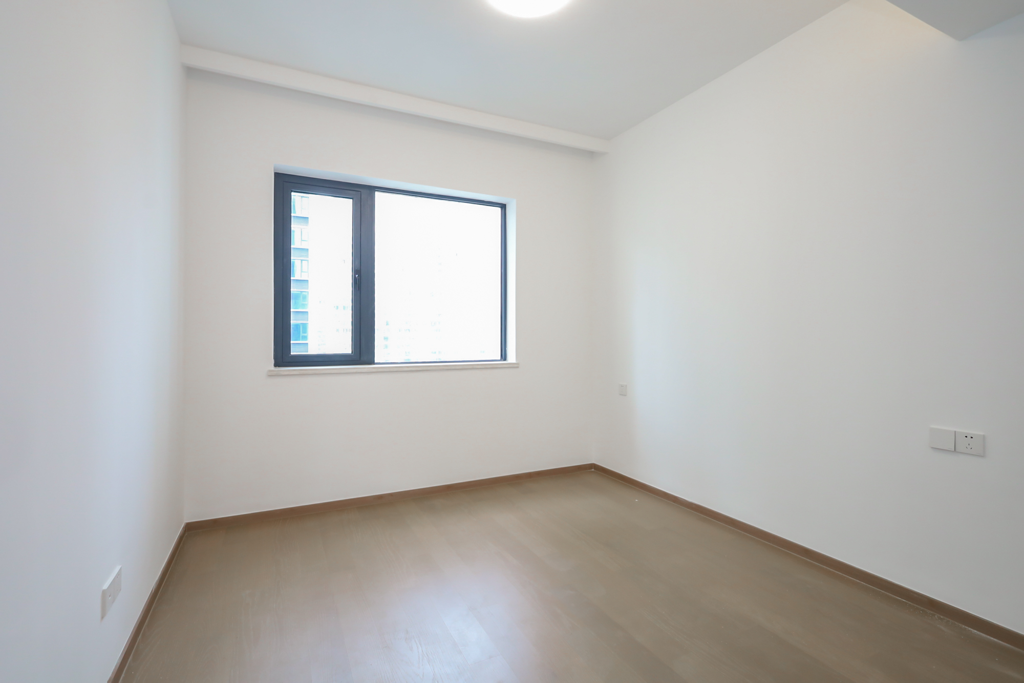 滨江府1913  4室2厅3卫    475.0万 滨江府1913  4室2厅3卫    475.0万卧室