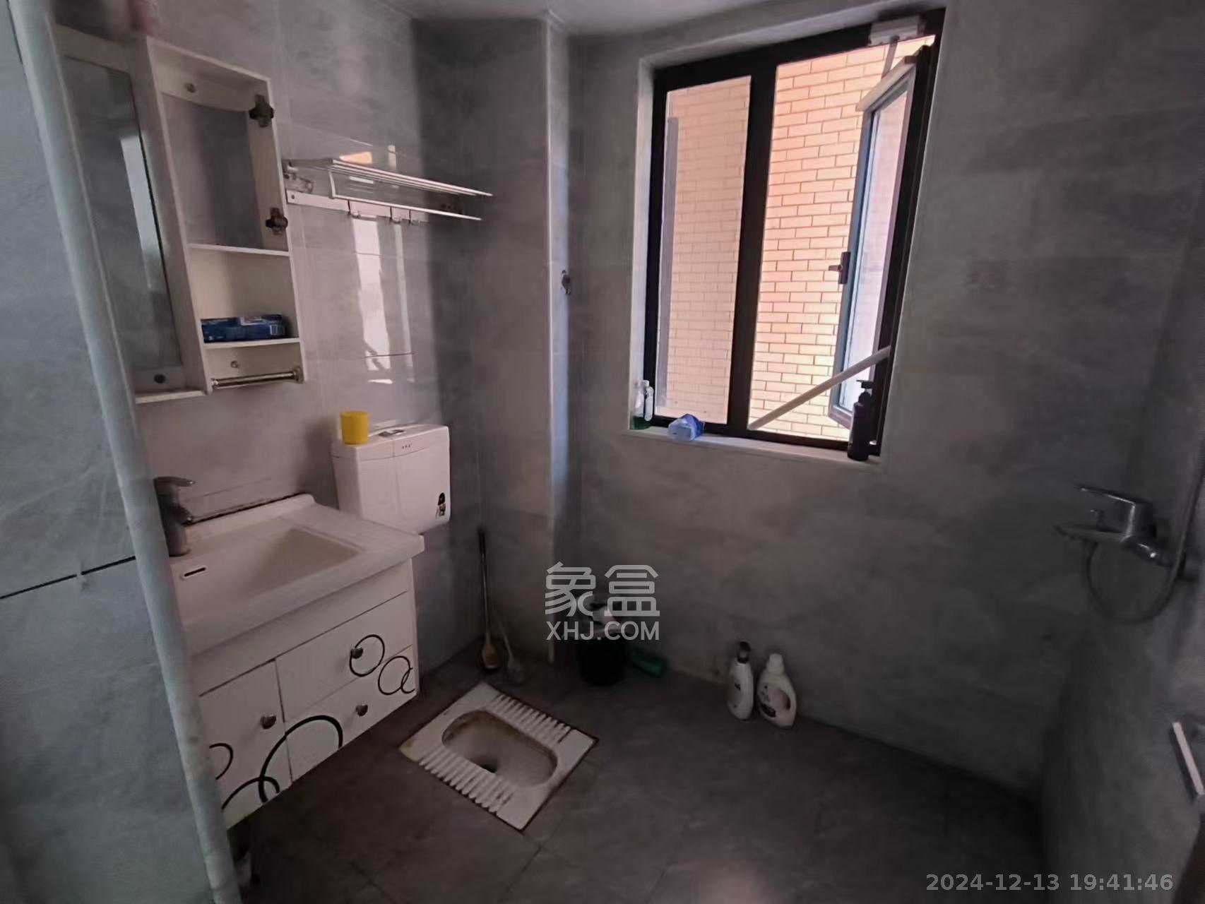 丽发新城 3室2厅1卫 2400.0元/月 丽发新城 3室2厅1卫 2400.0元/月室内图