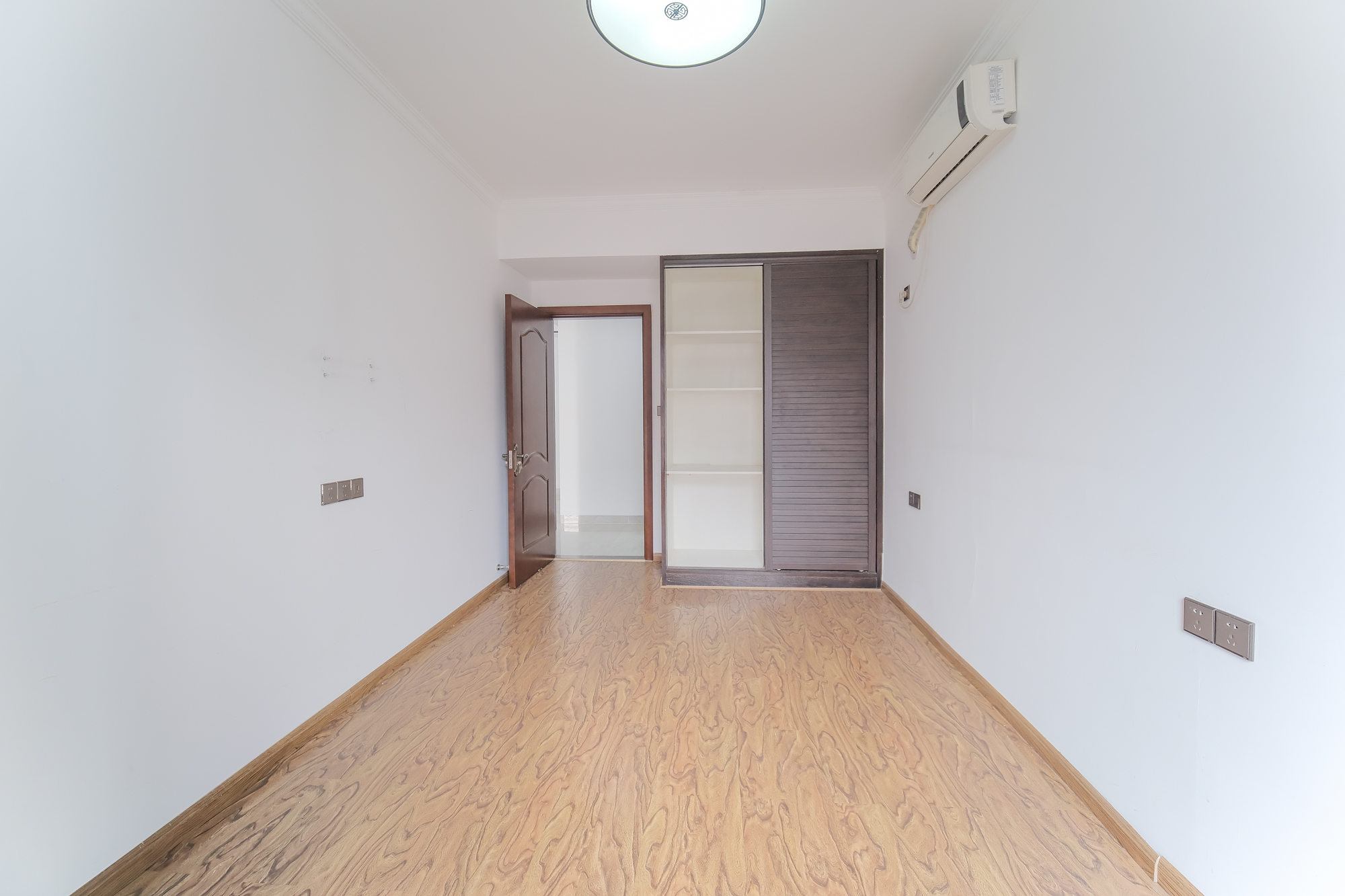 三一街区  4室2厅2卫   105.60万卧室