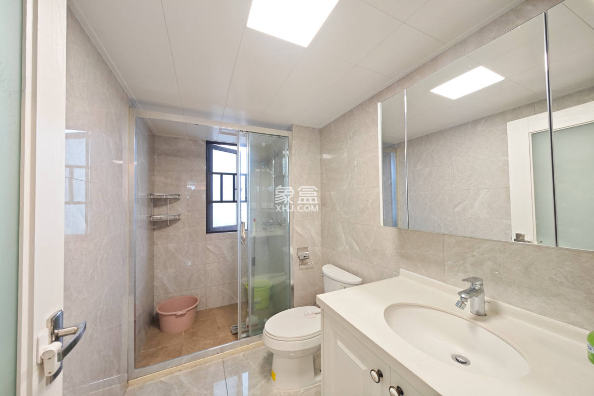 中海珑悦府 4室2厅2卫 125.0万 中海珑悦府 4室2厅2卫 125.0万卫生间