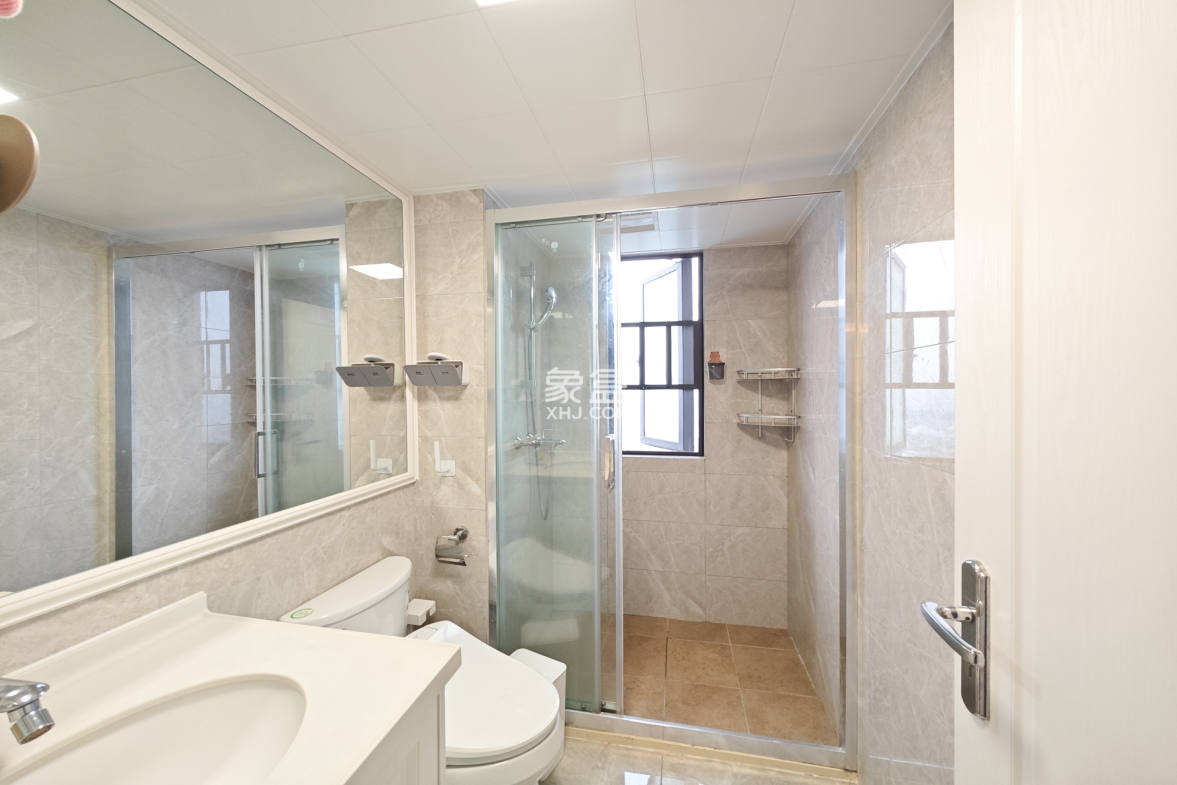 中海珑悦府 4室2厅2卫 125.0万 中海珑悦府 4室2厅2卫 125.0万卫生间