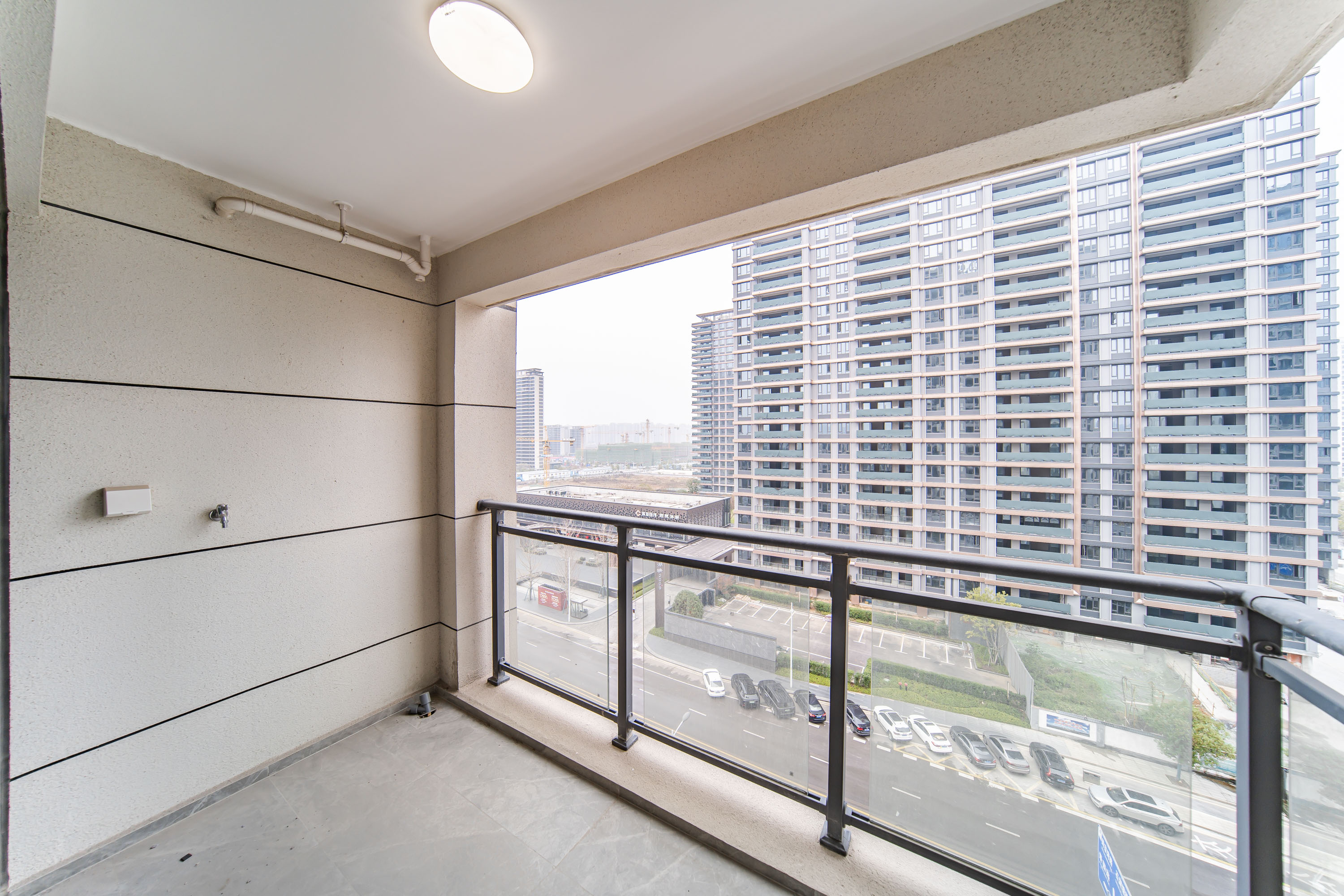 保利天汇  4室2厅2卫   260.00万阳台