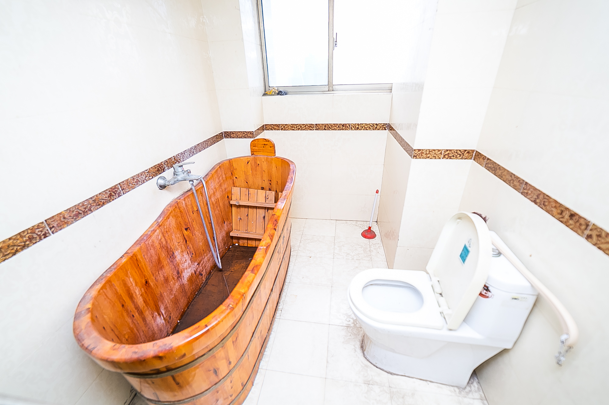 南国嘉苑  4室2厅2卫    90.0万卫生间