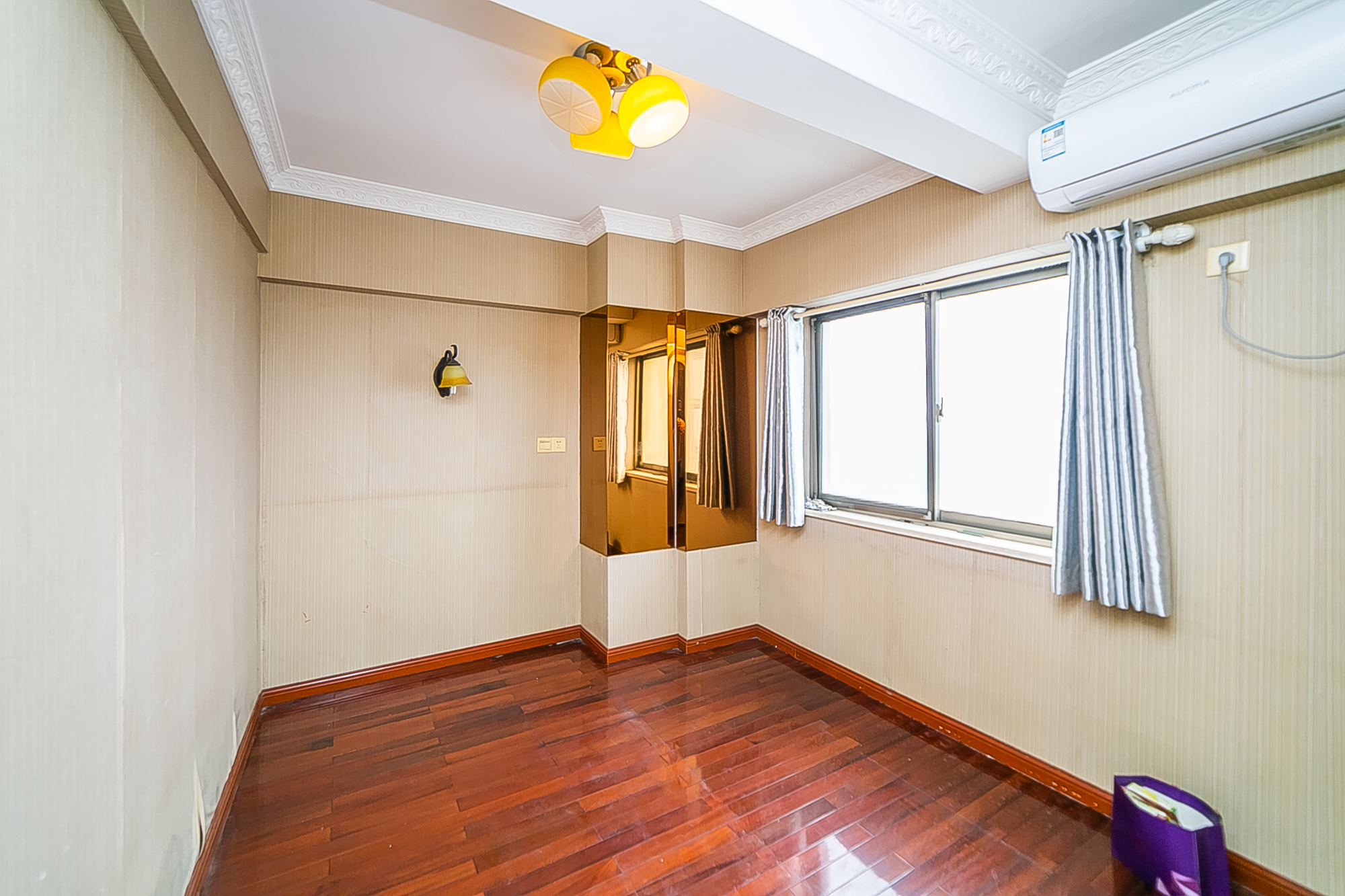 南国嘉苑  4室2厅2卫    90.0万卧室