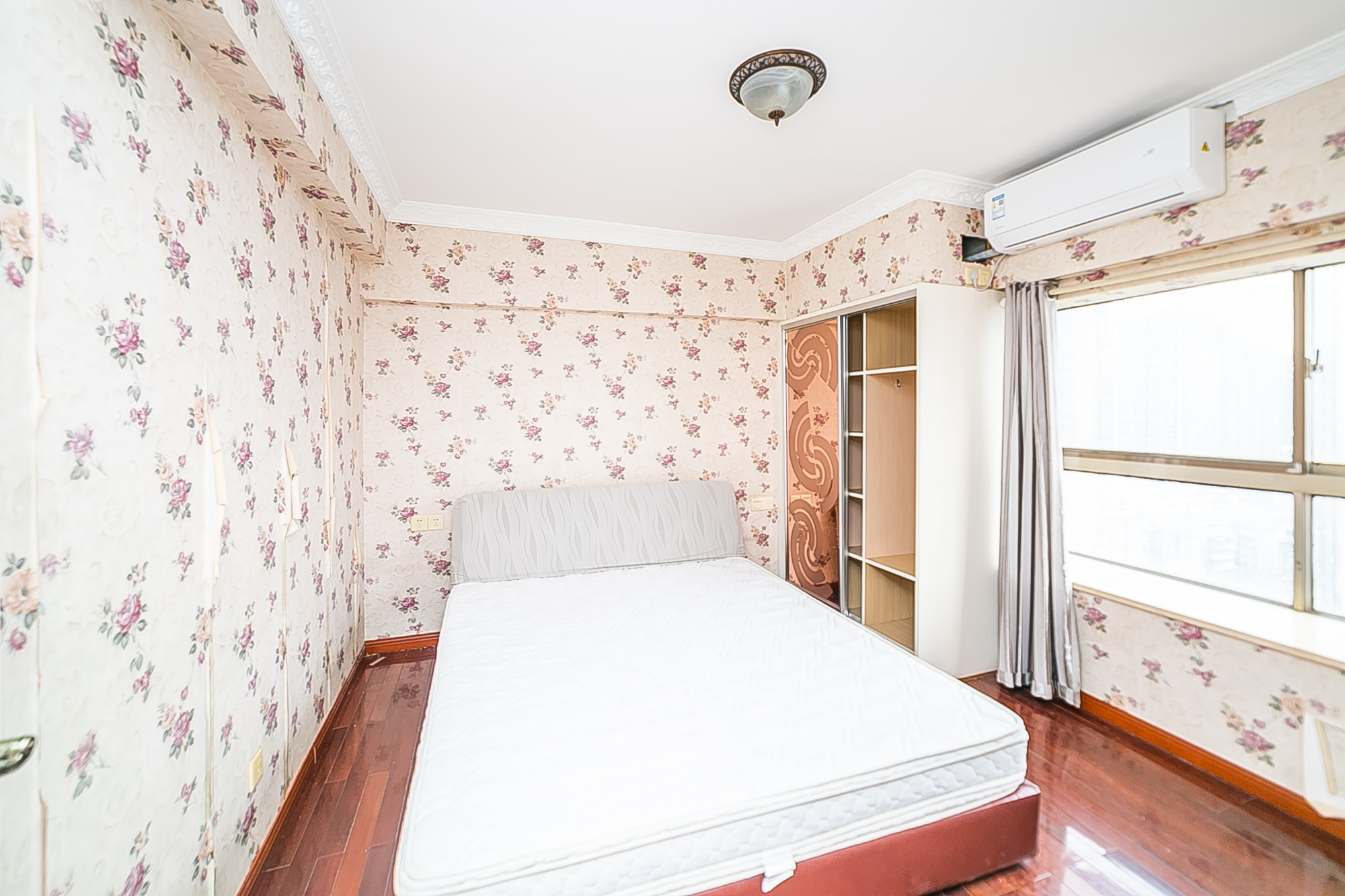 南国嘉苑 4室2厅2卫 90.0万 南国嘉苑 4室2厅2卫 90.0万卧室