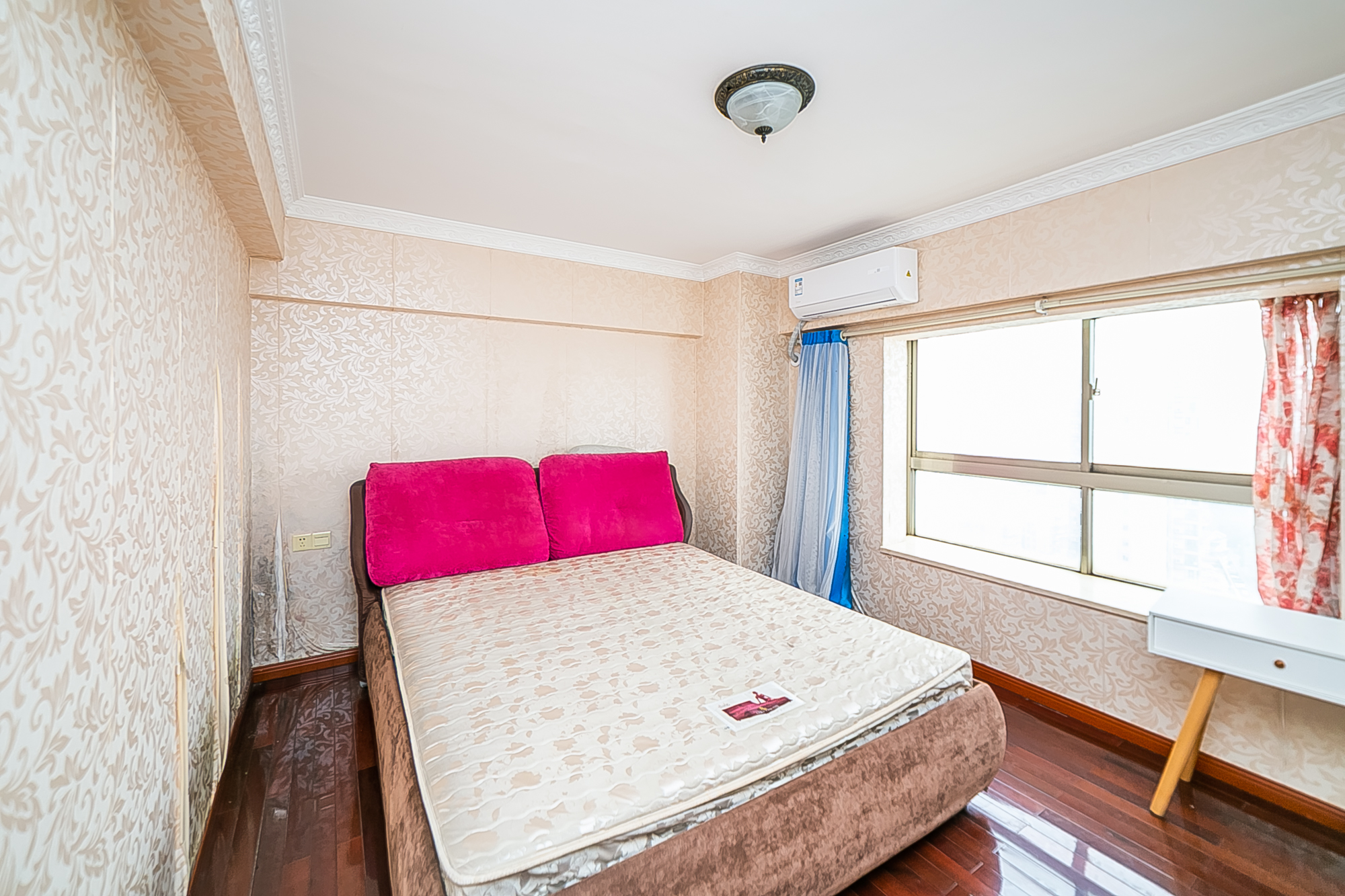 南国嘉苑  4室2厅2卫    90.0万卧室