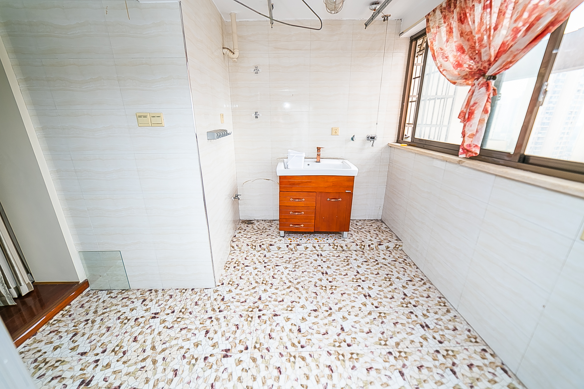 南国嘉苑 4室2厅2卫 90.0万 南国嘉苑 4室2厅2卫 90.0万阳台