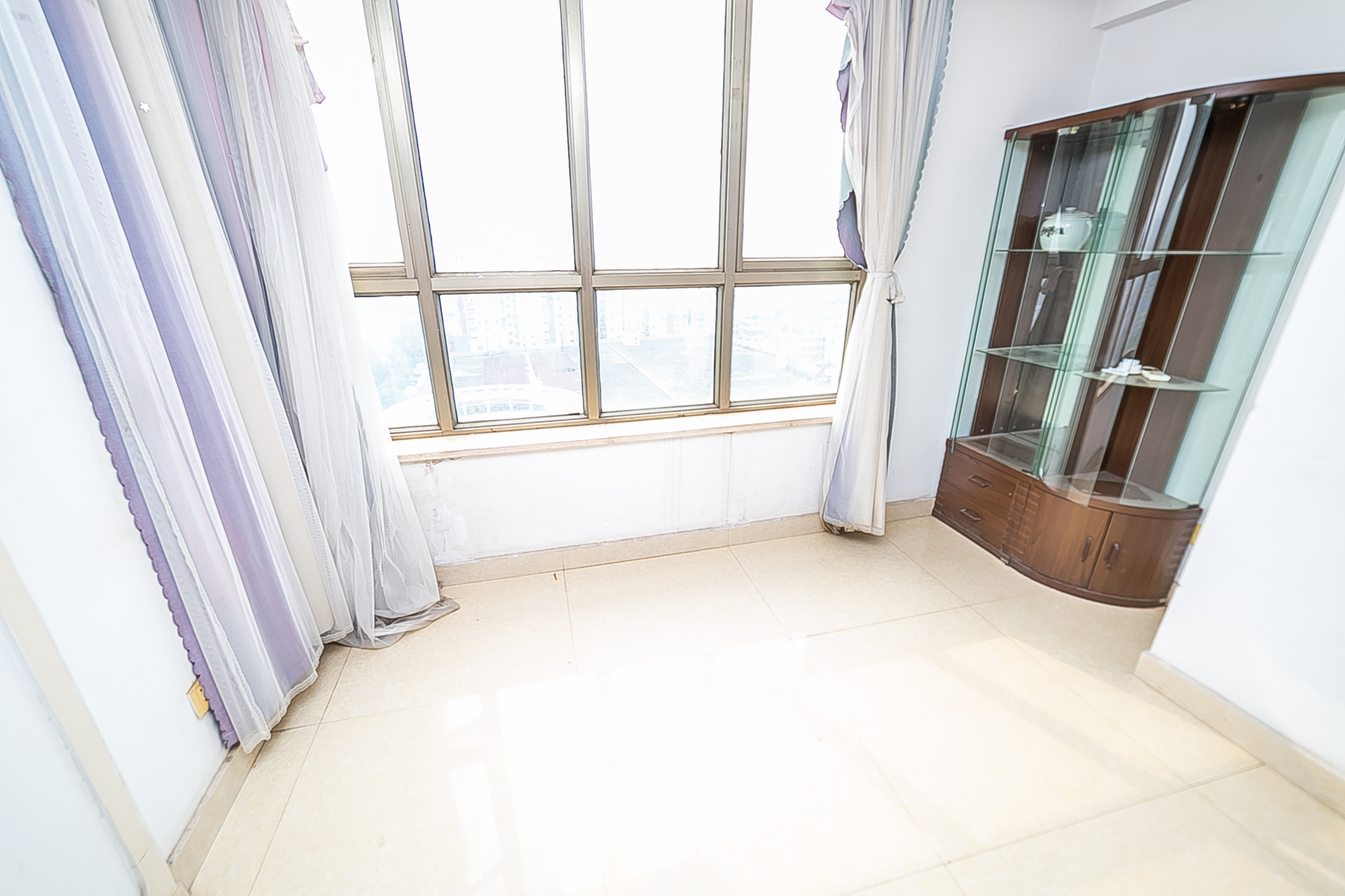 南国嘉苑  4室2厅2卫    90.0万阳台