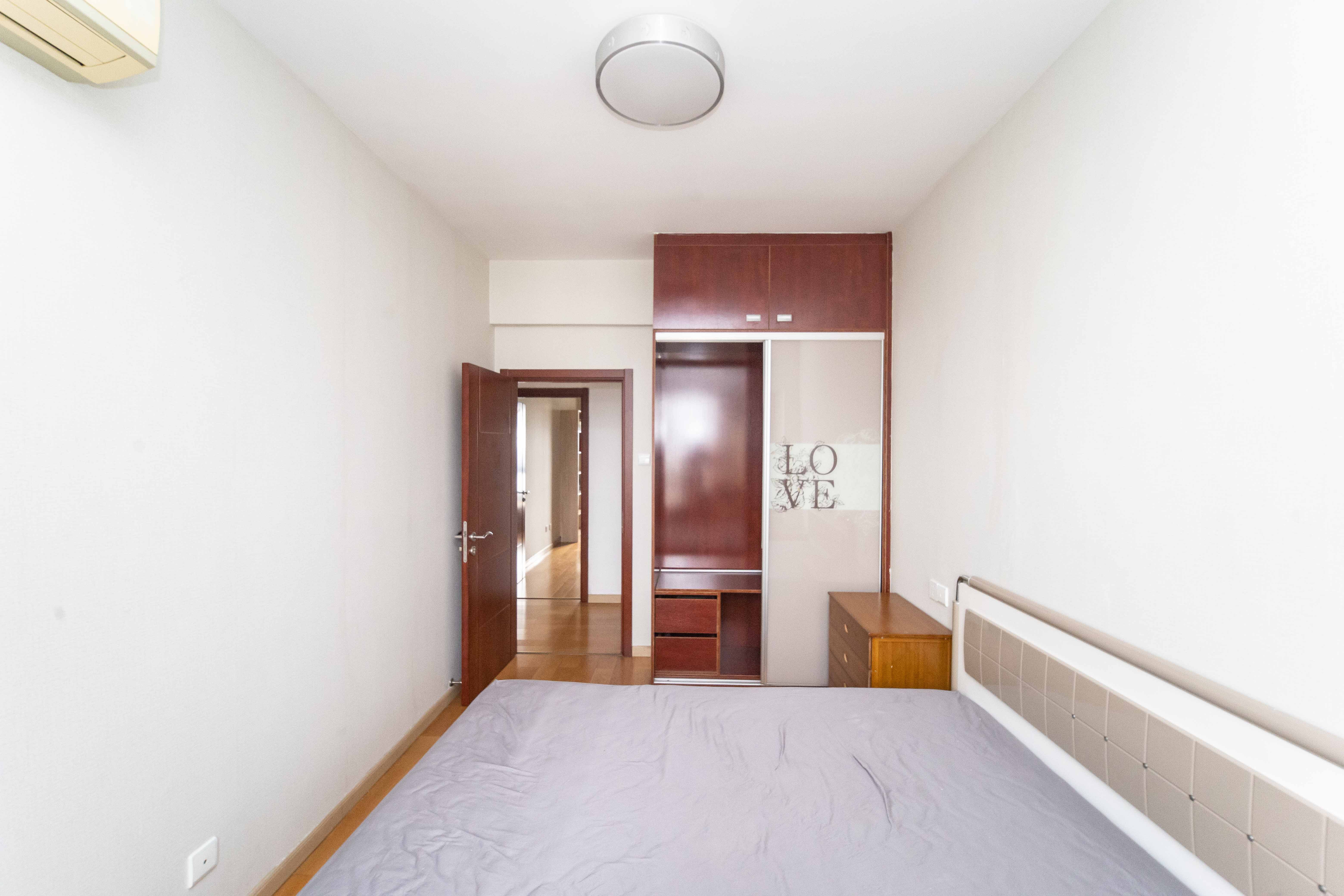 西街花园  4室2厅3卫   300.00万卧室