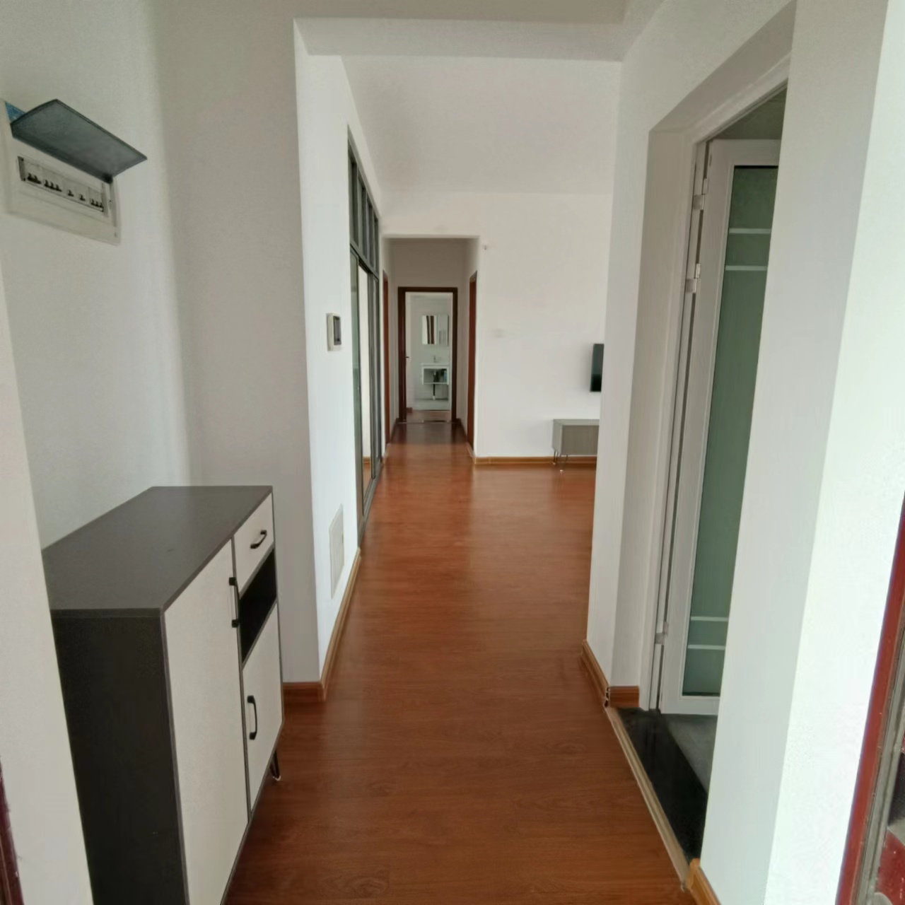 湘诚德峰小区A区 3室2厅2卫 2300.0元/月 湘诚德峰小区A区 3室2厅2卫 2300.0元/月室内图