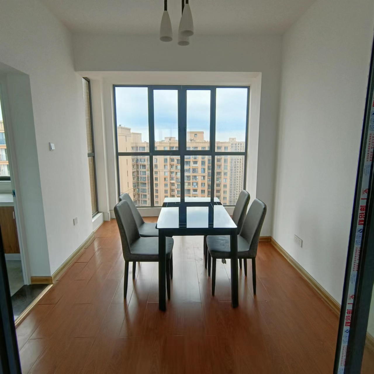 湘诚德峰小区A区 3室2厅2卫 2300.0元/月 湘诚德峰小区A区 3室2厅2卫 2300.0元/月室内图