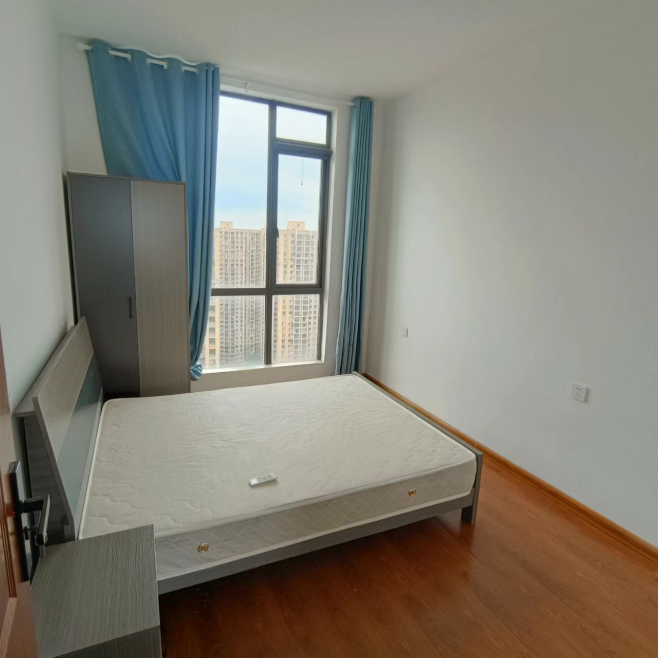 湘诚德峰小区A区 3室2厅2卫 2300.0元/月 湘诚德峰小区A区 3室2厅2卫 2300.0元/月室内图