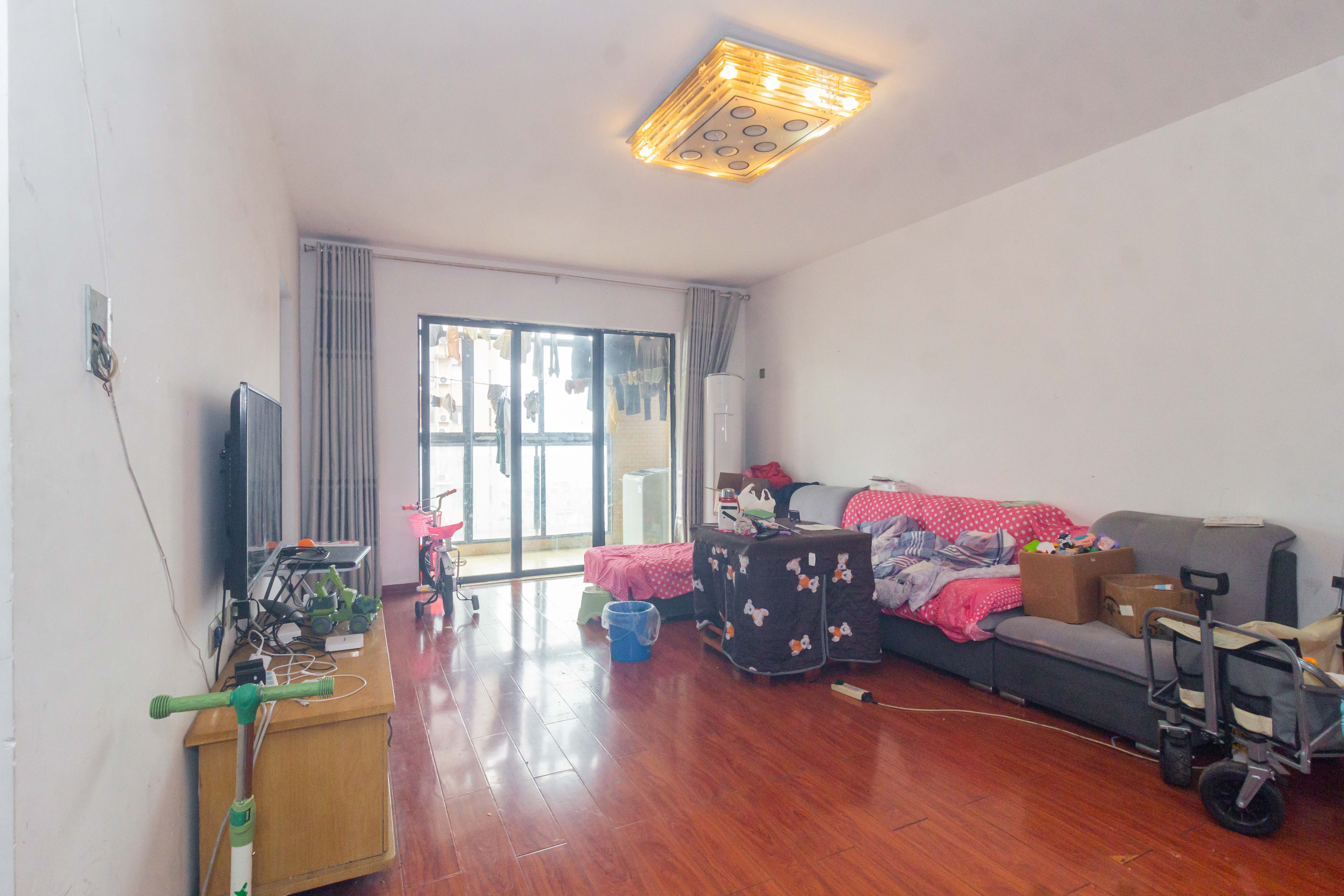 中国铁建国际城一期  4室2厅2卫    76.0万 中国铁建国际城一期  4室2厅2卫    76.0万客厅