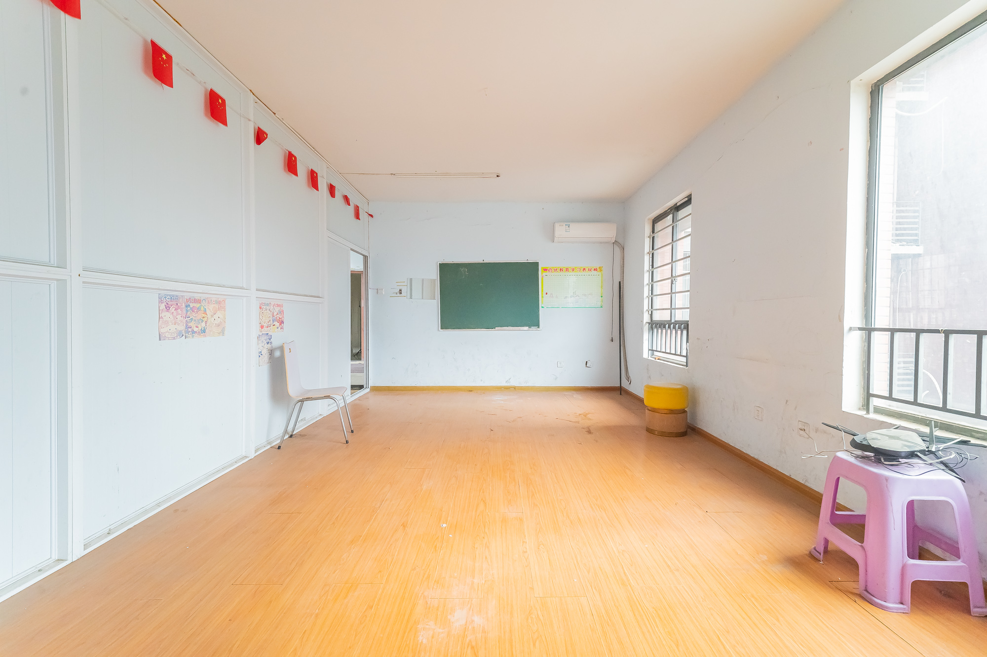 华润凤凰城二期 4室2厅2卫 96.0万 华润凤凰城二期 4室2厅2卫 96.0万客厅