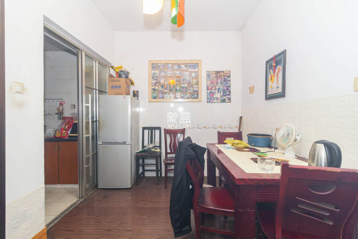 泉塘小区  3室2厅2卫    45.0万 泉塘小区  3室2厅2卫    45.0万客厅