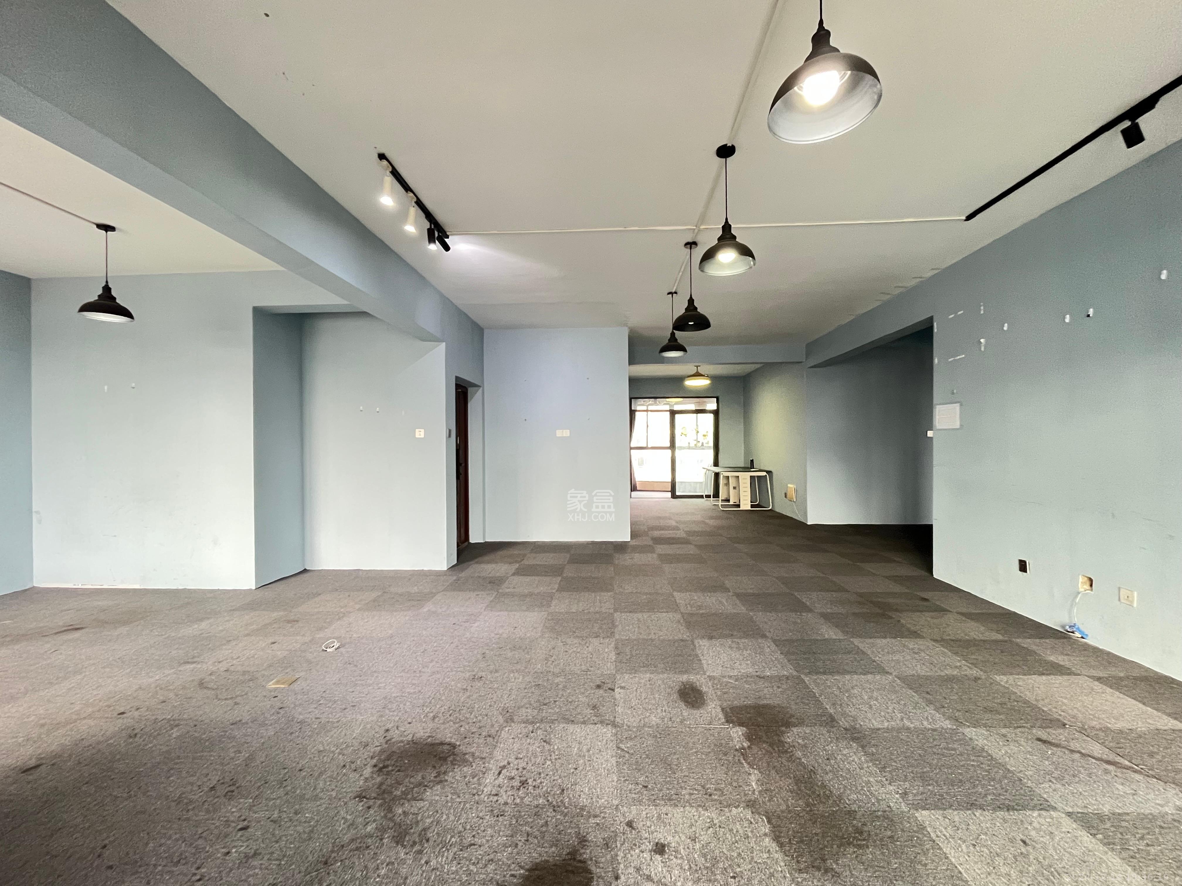 藏珑湖上国际花园 4室2厅2卫 4600.0元/月 藏珑湖上国际花园 4室2厅2卫 4600.0元/月室内图