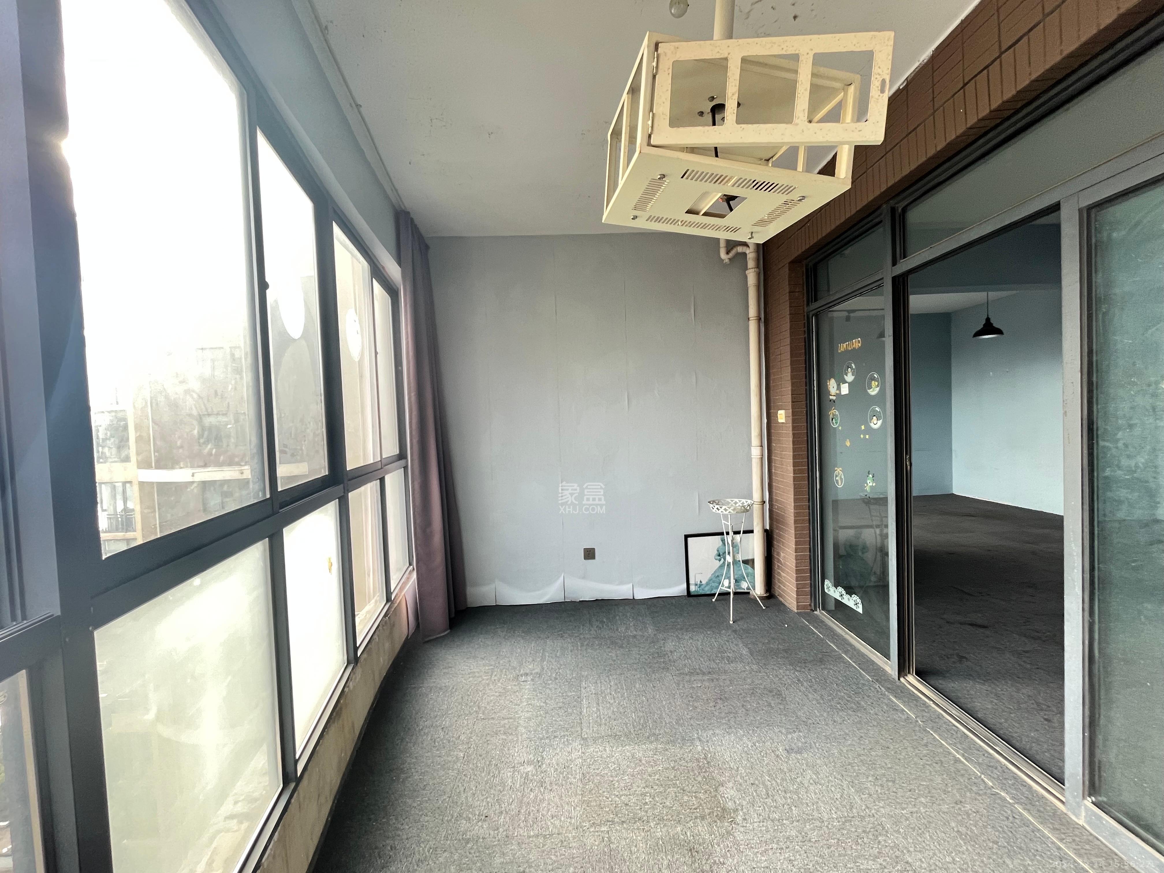 藏珑湖上国际花园 4室2厅2卫 4600.0元/月 藏珑湖上国际花园 4室2厅2卫 4600.0元/月室内图