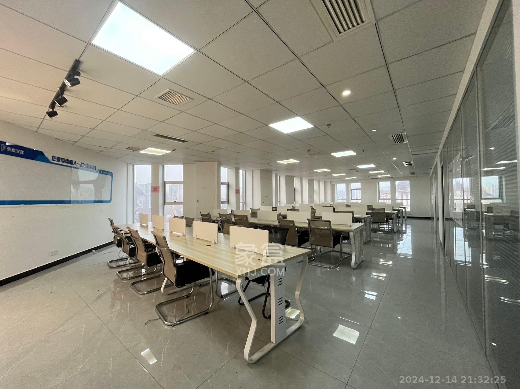 高信向日葵  4室2厅1卫    6500.0元/月 高信向日葵  4室2厅1卫    6500.0元/月室内图