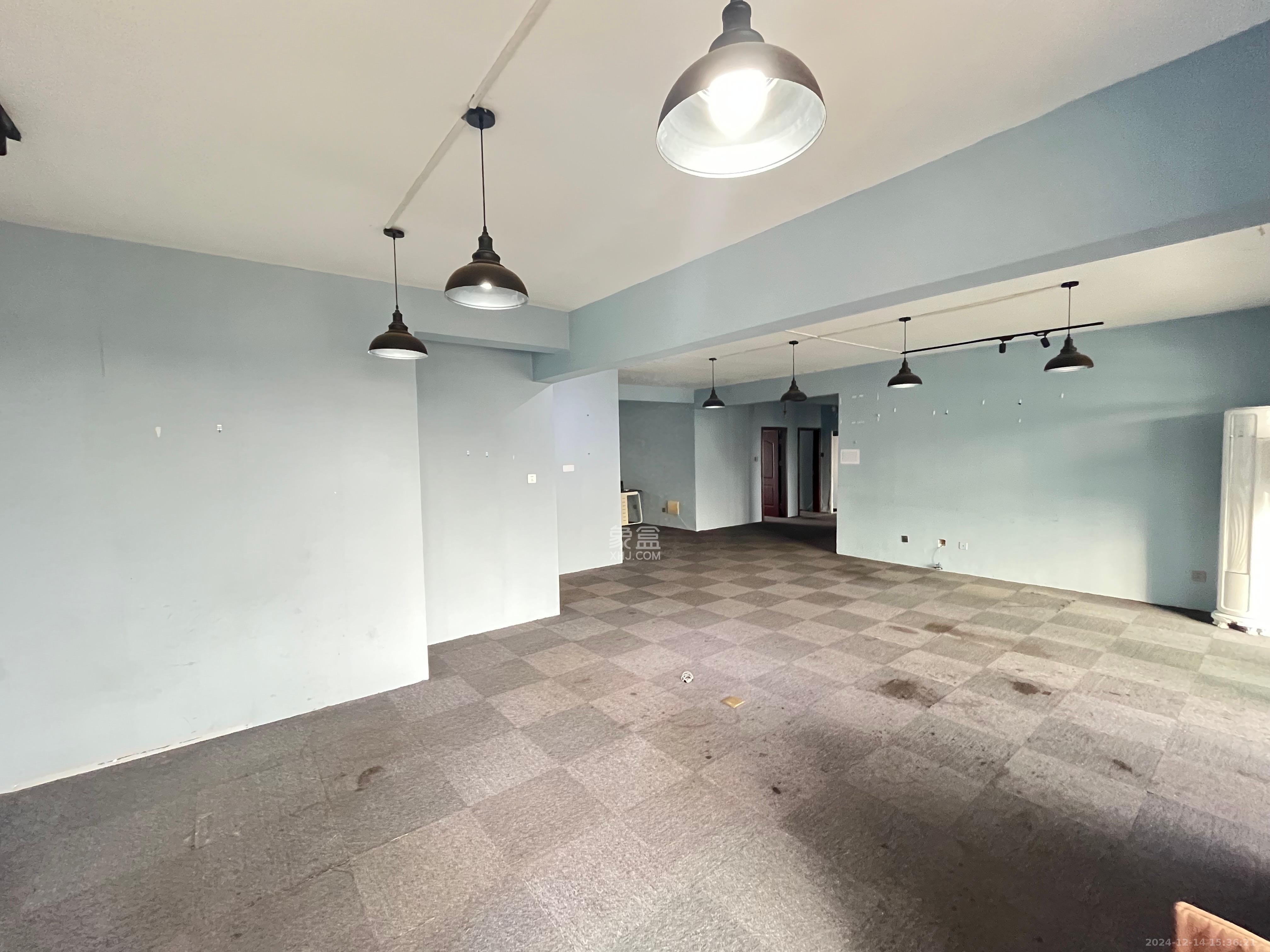 藏珑湖上国际花园 4室2厅2卫 4600.0元/月 藏珑湖上国际花园 4室2厅2卫 4600.0元/月室内图