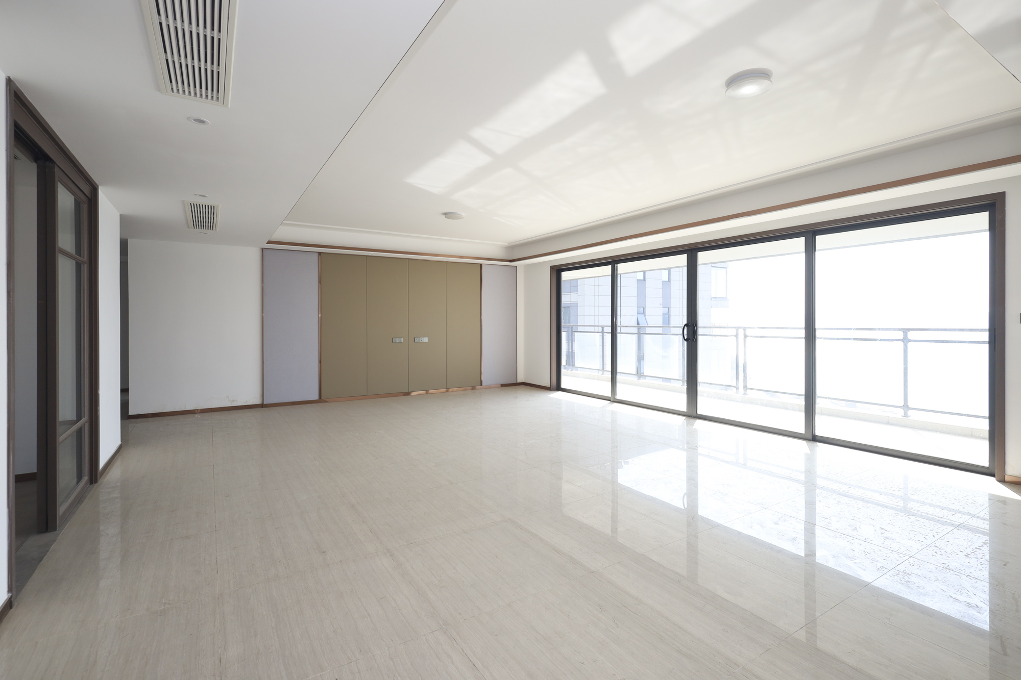 长沙万境潇湘  5室2厅3卫   300.00万客厅