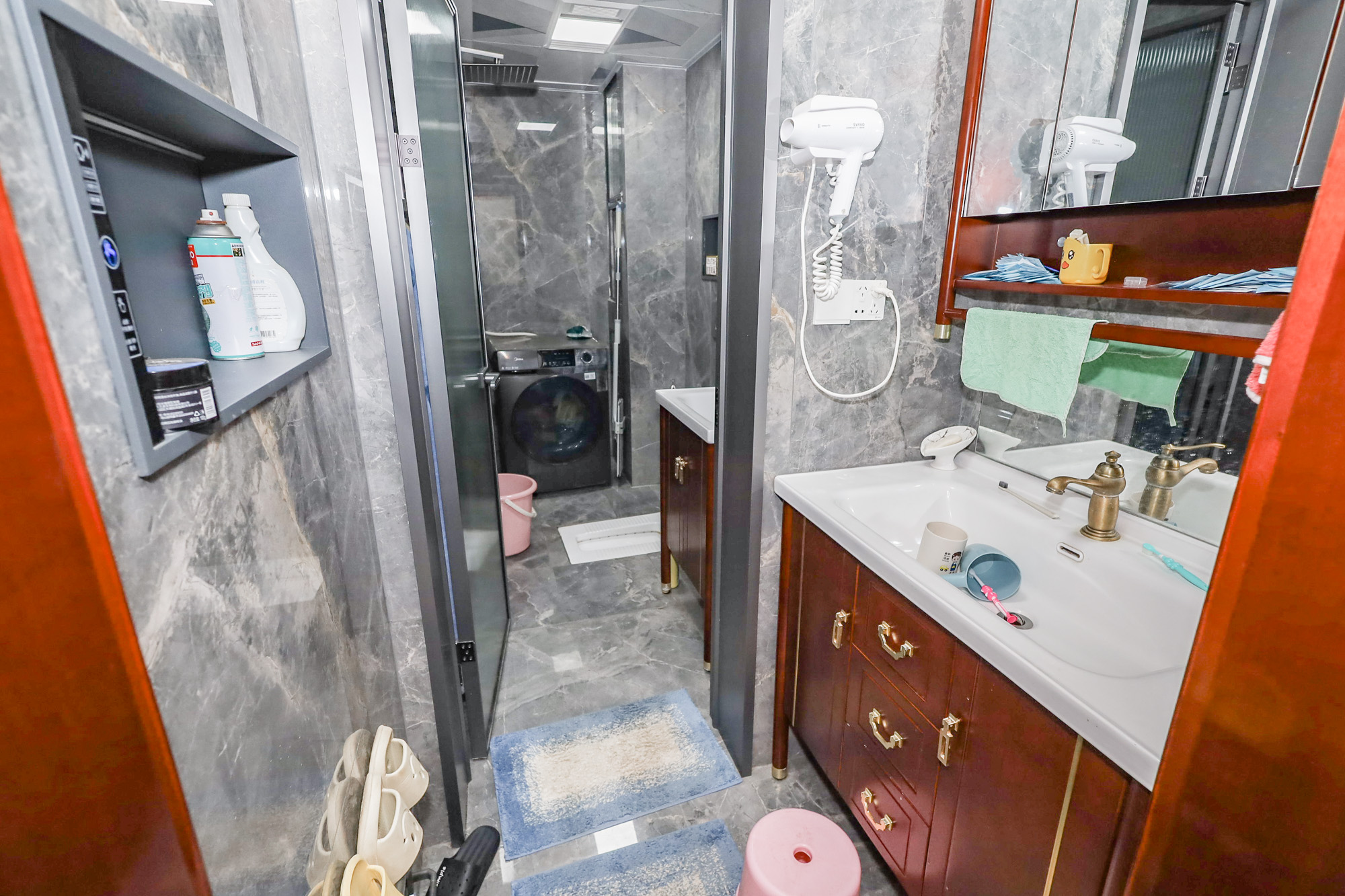 八方小区D区  4室2厅2卫   547.90万卫生间