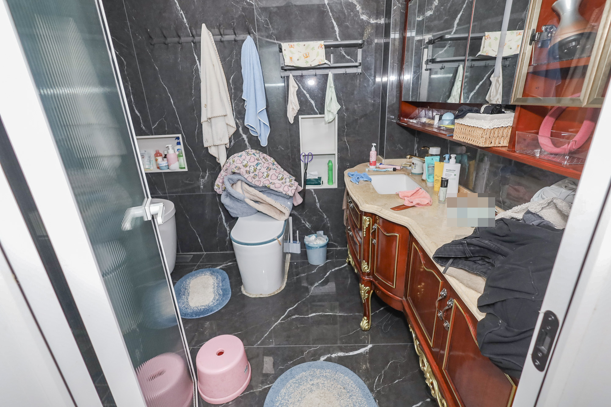 八方小区D区  4室2厅2卫   547.90万卫生间