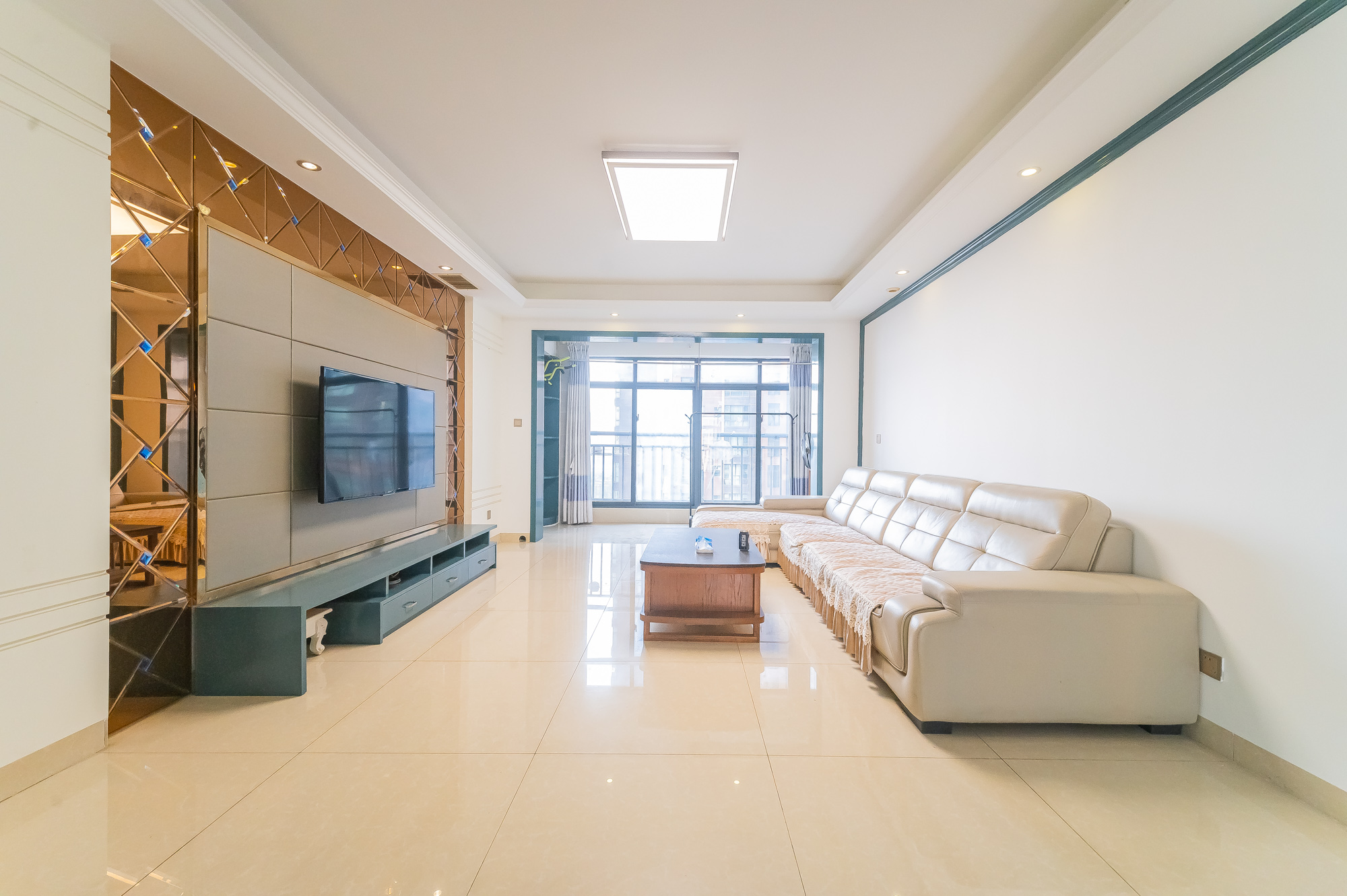 海伦春天 3室2厅2卫 89.8万 海伦春天 3室2厅2卫 89.8万客厅