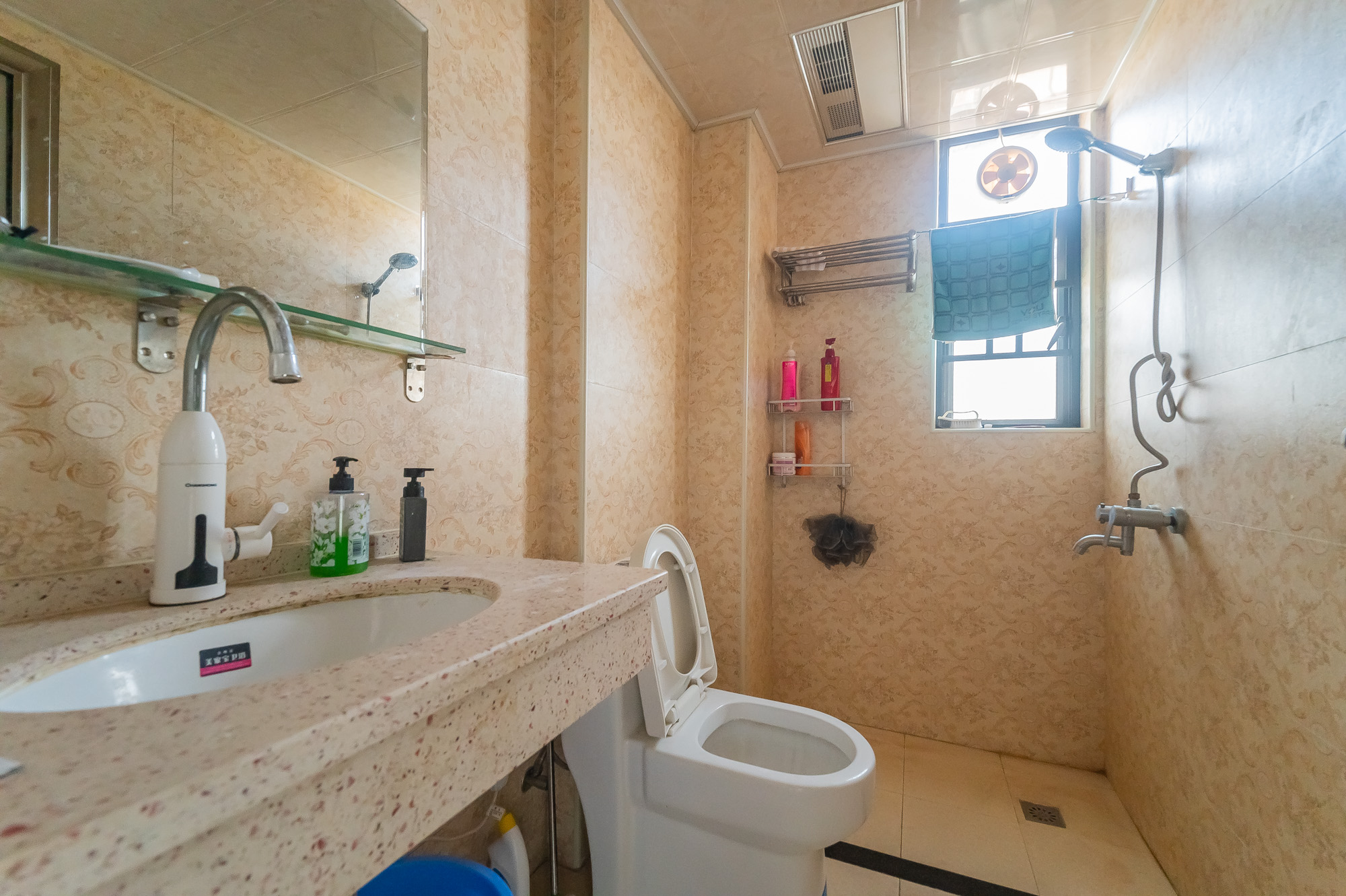 海伦春天 3室2厅2卫 89.8万 海伦春天 3室2厅2卫 89.8万卫生间