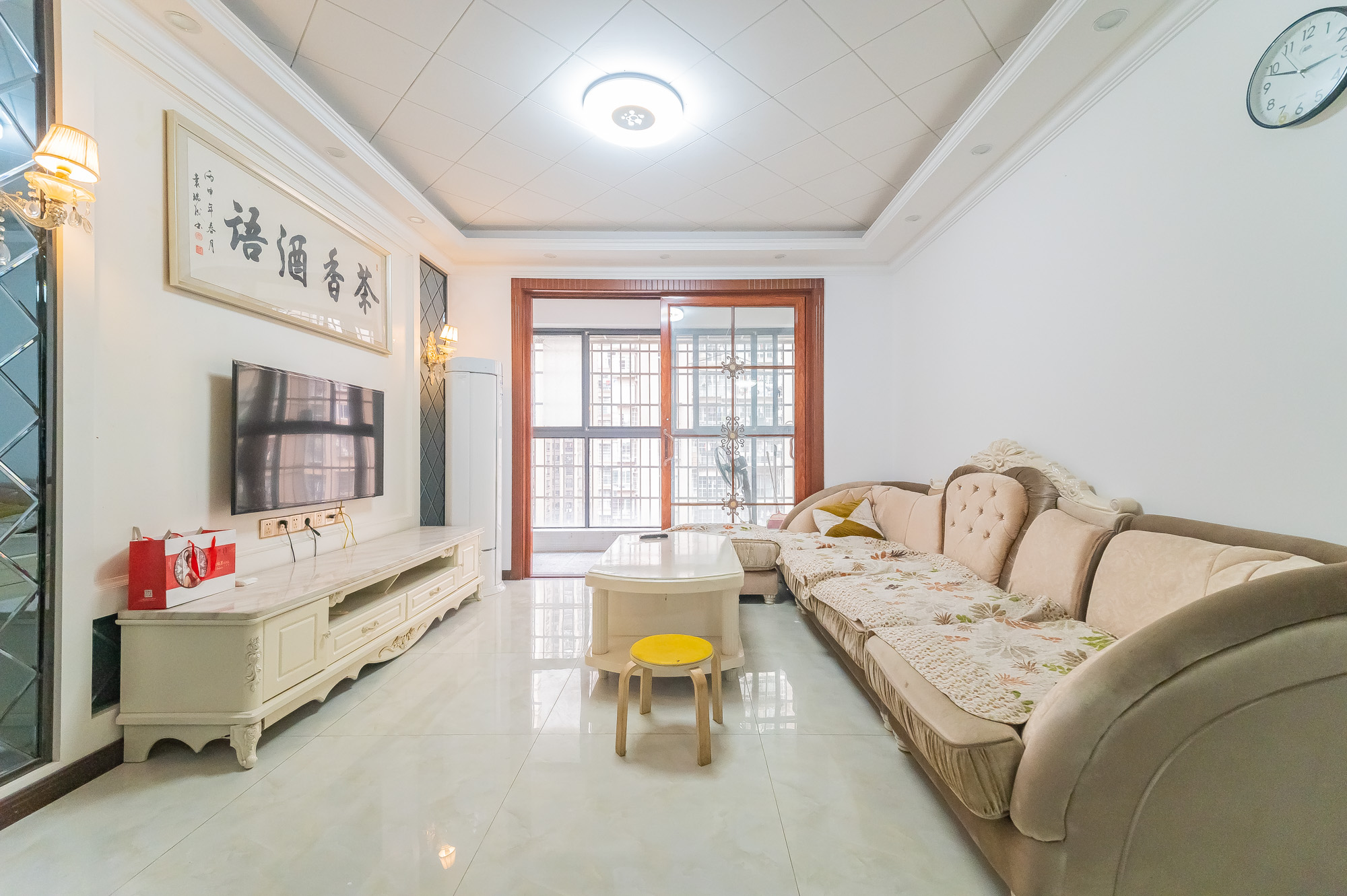 泊林晶城  3室2厅1卫    72.8万 泊林晶城  3室2厅1卫    72.8万客厅