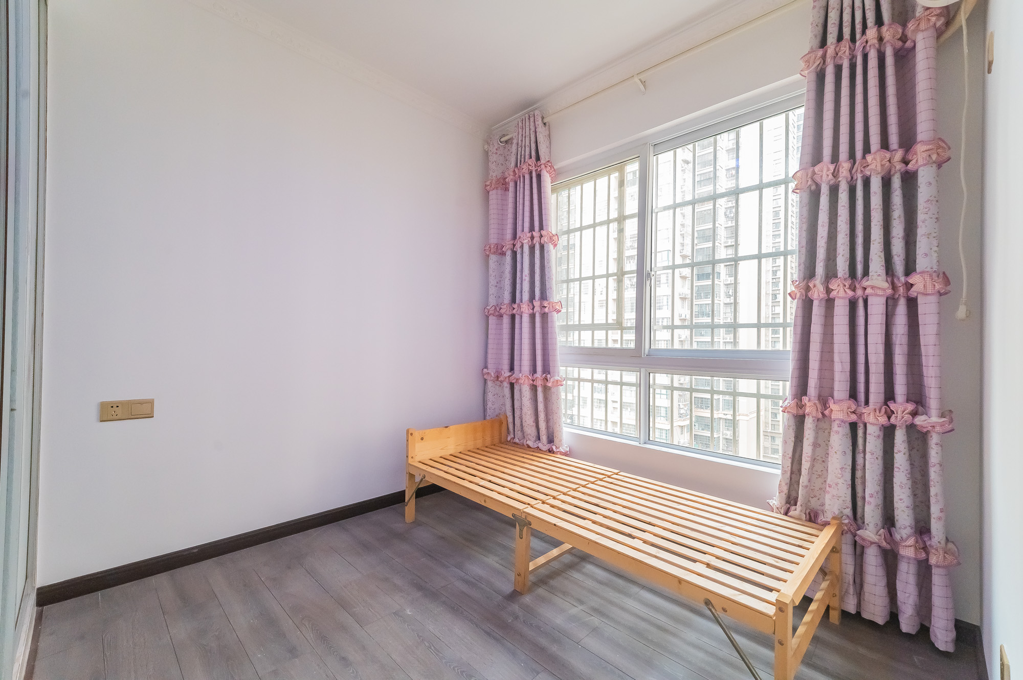 泊林晶城  3室2厅1卫    72.8万 泊林晶城  3室2厅1卫    72.8万卧室