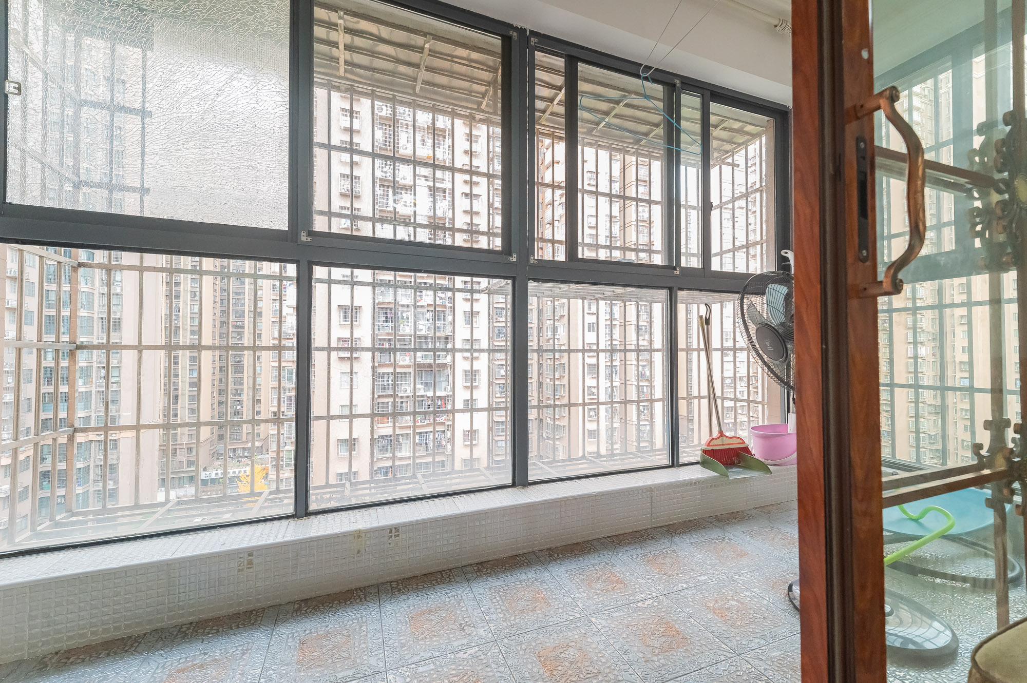 泊林晶城  3室2厅1卫    72.8万 泊林晶城  3室2厅1卫    72.8万阳台