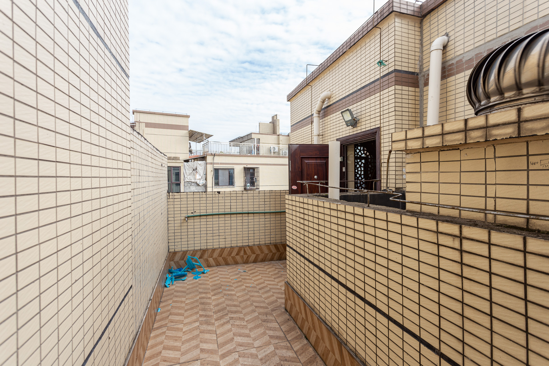 乾源国际  4室2厅2卫   90.00万阳台
