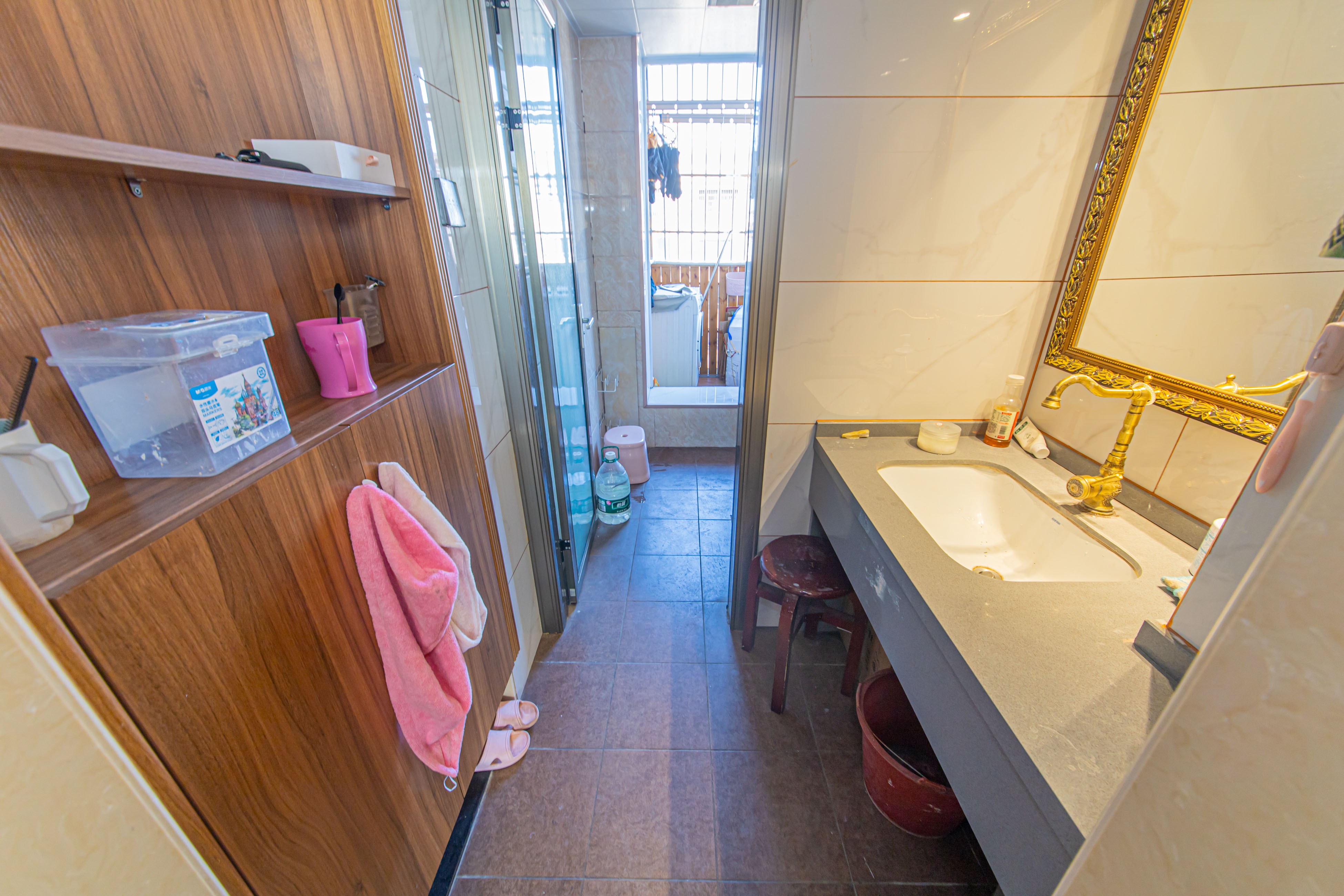 保利花园  3室2厅2卫    99.0万卫生间