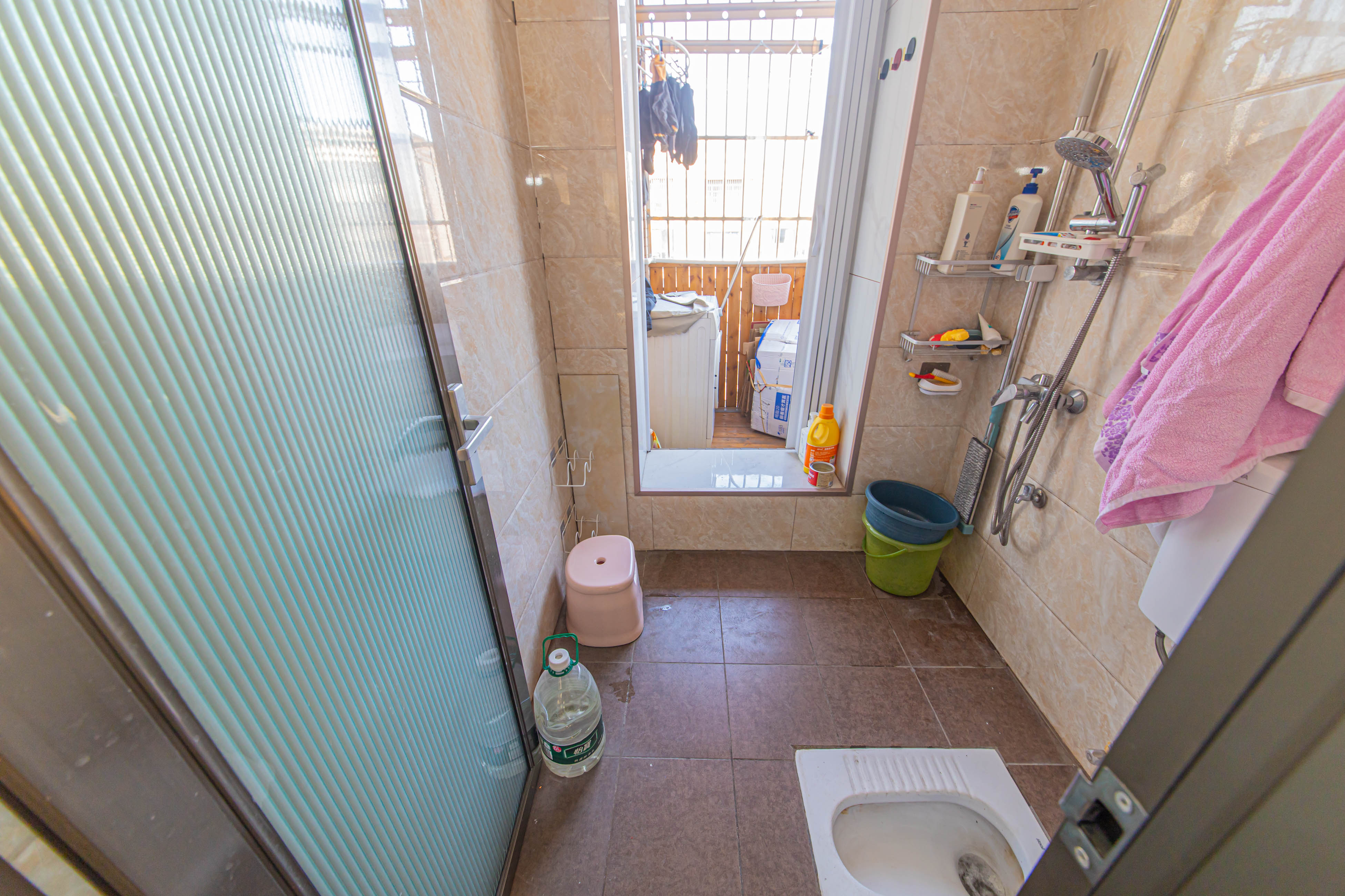 保利花园  3室2厅2卫    99.0万卫生间