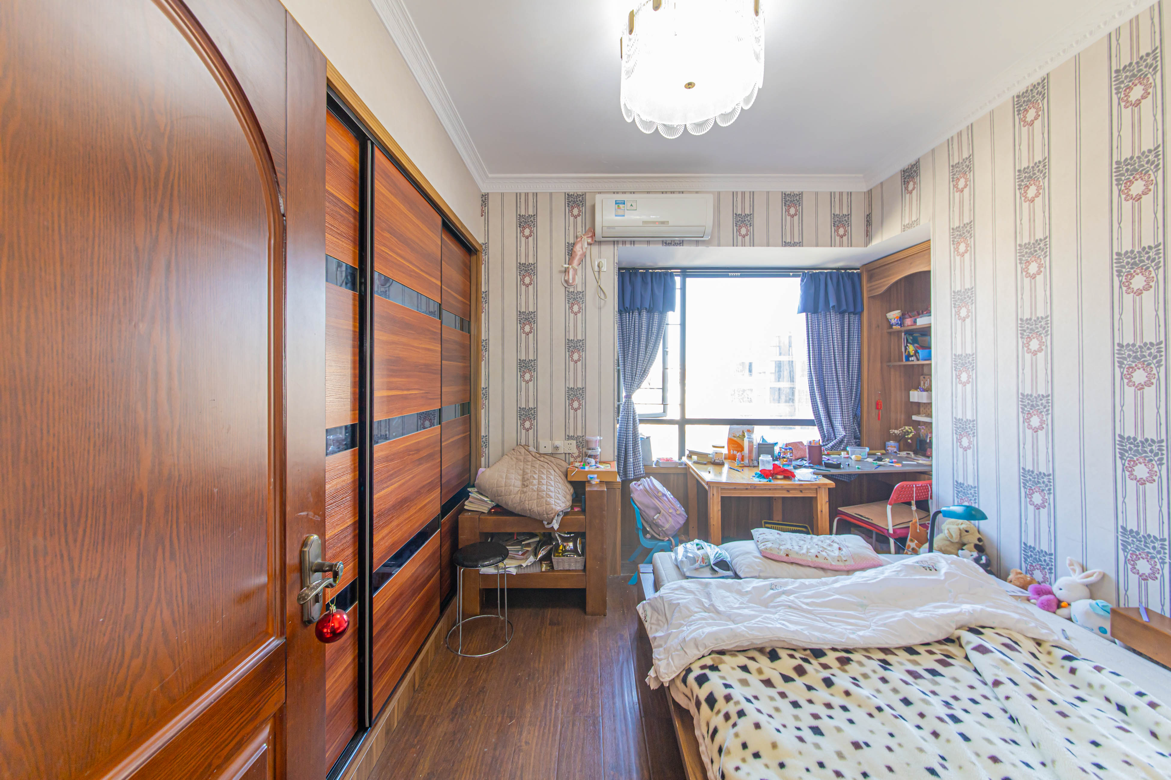 保利花园  3室2厅2卫    99.0万卧室