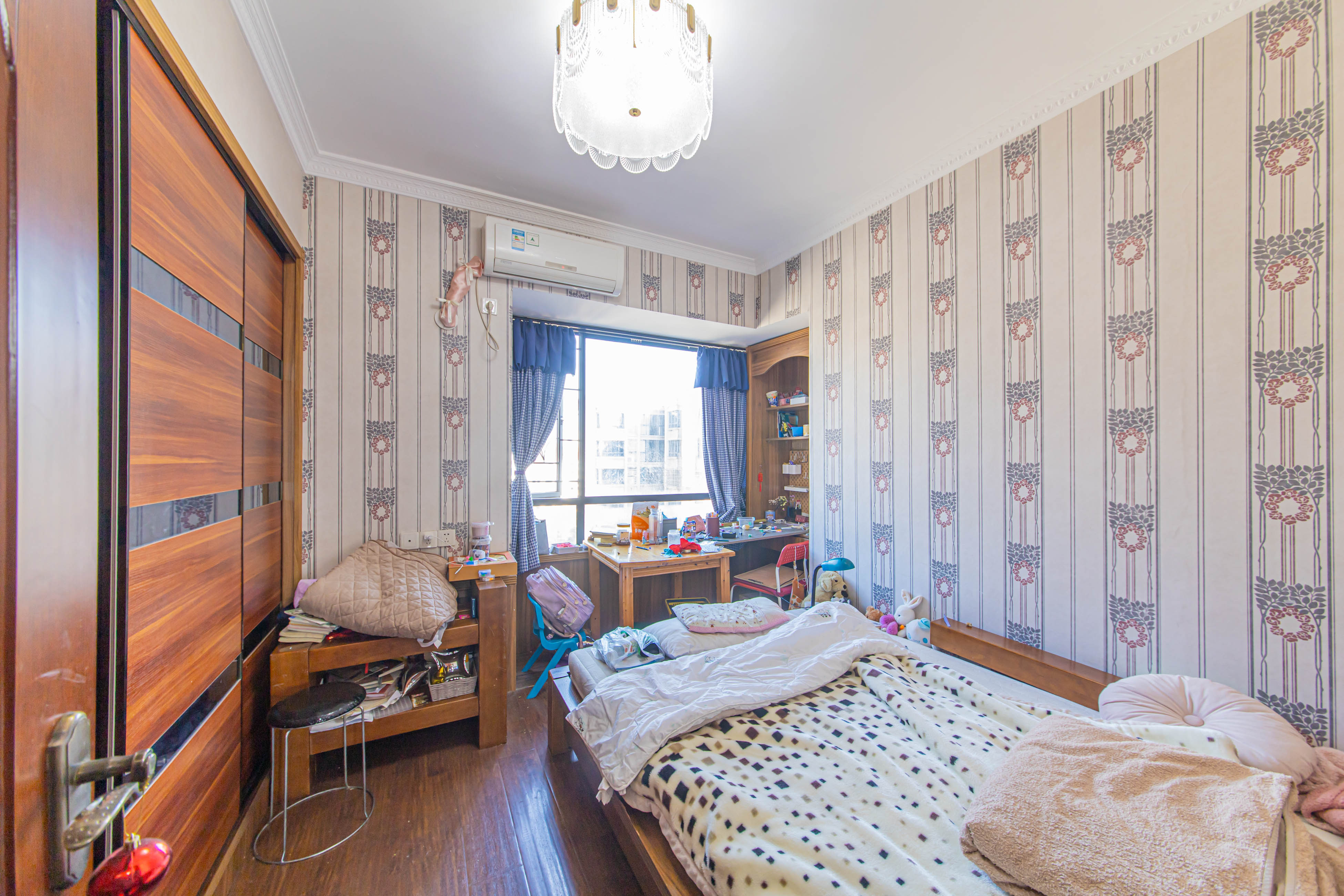 保利花园  3室2厅2卫    99.0万卧室