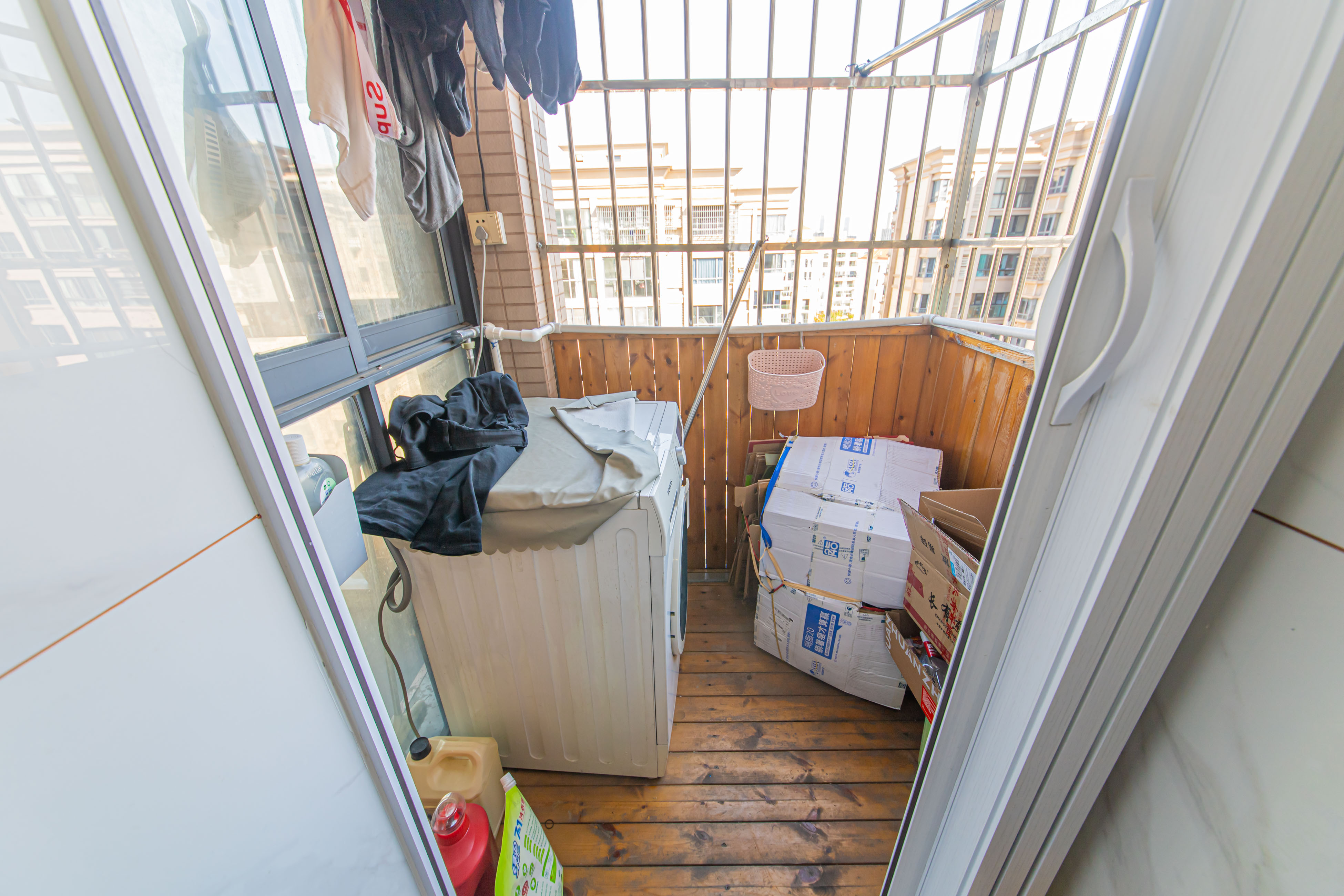 保利花园  3室2厅2卫    99.0万阳台