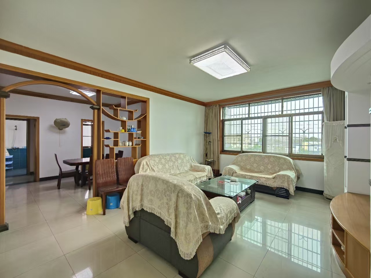 棉麻公司家属楼  3室2厅2卫   39.80万客厅