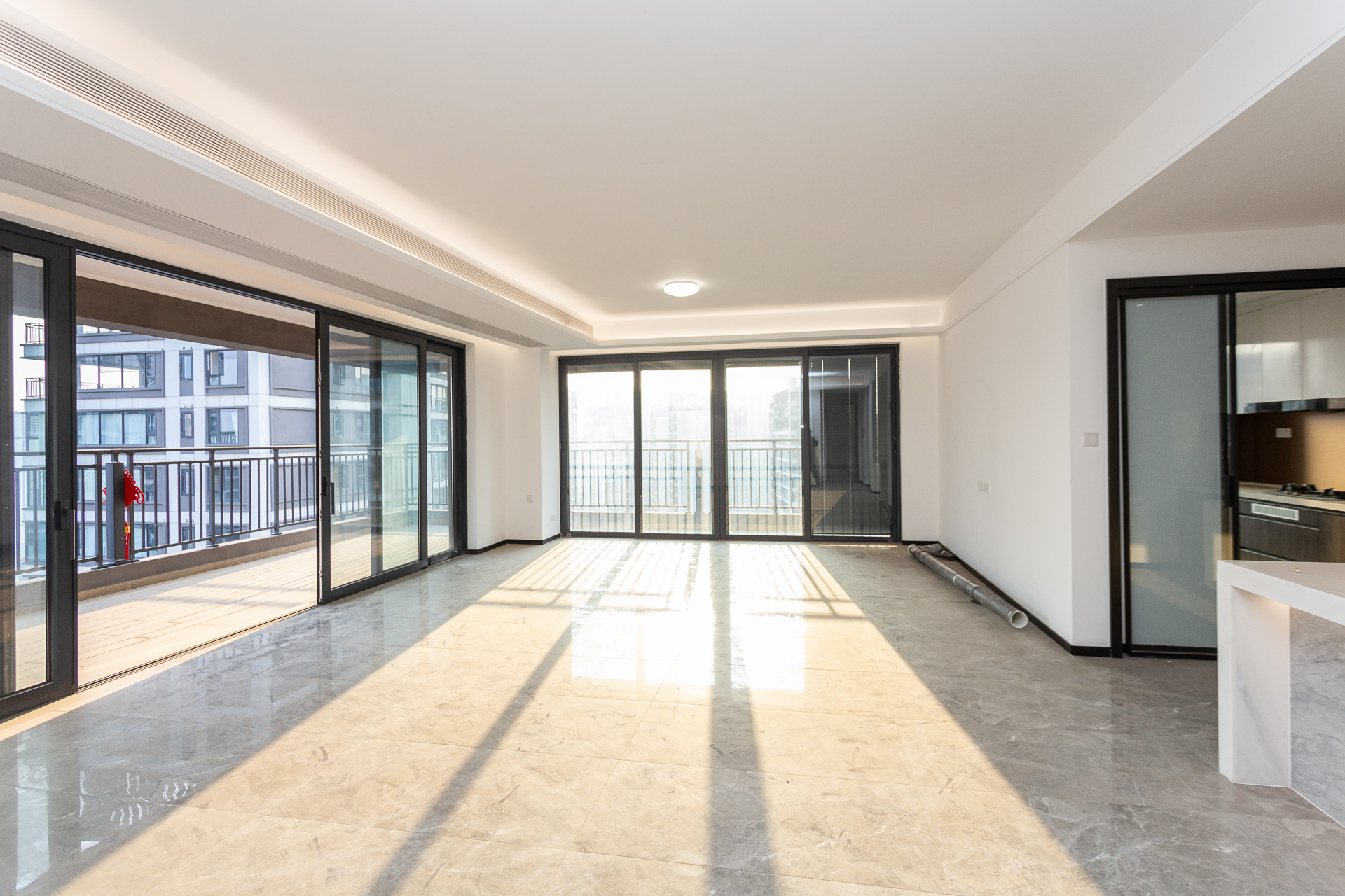 越秀湘江星汇城三期 4室2厅3卫 350.0万 越秀湘江星汇城三期 4室2厅3卫 350.0万客厅