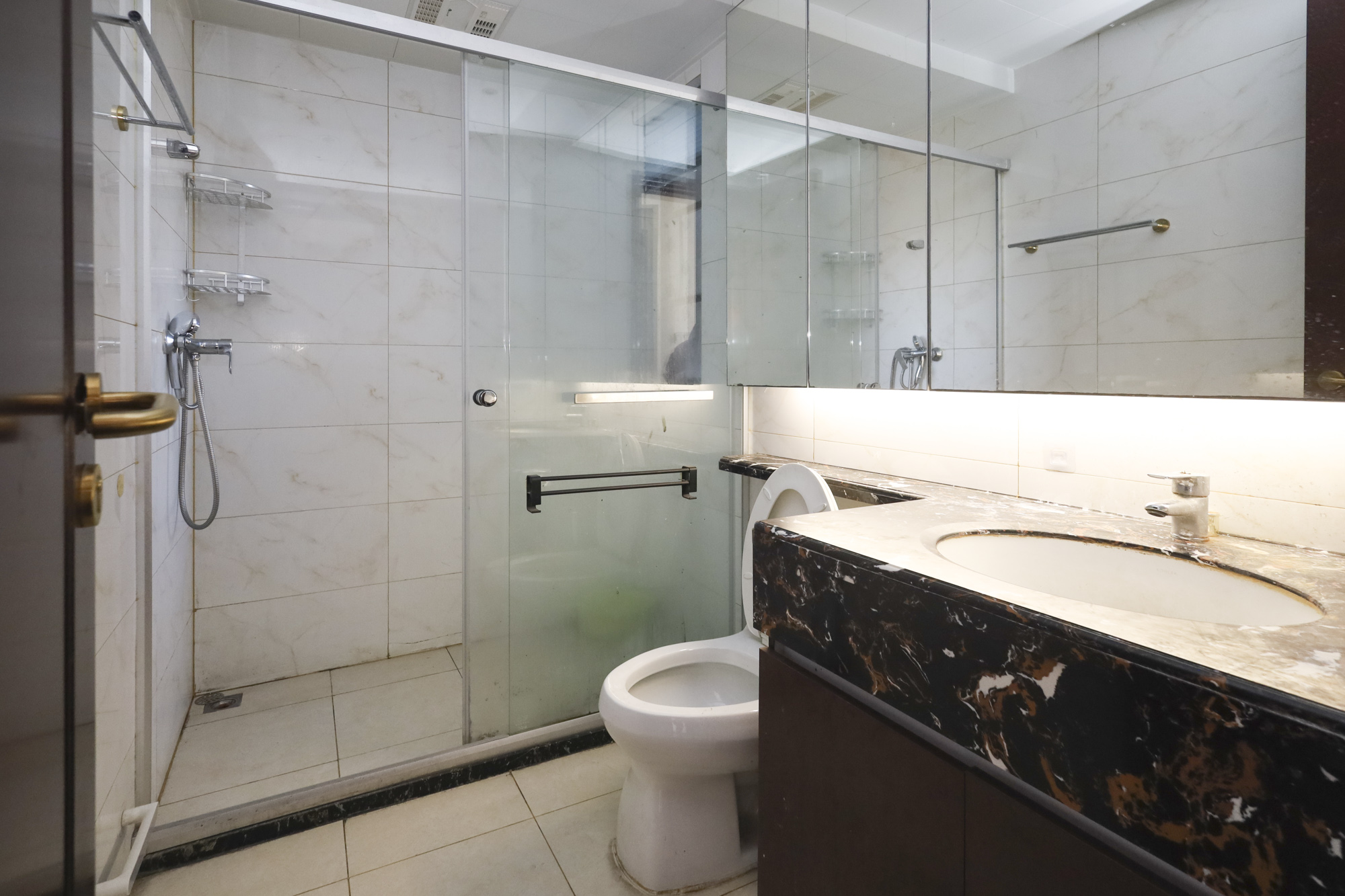 恒大御景天下城一期 3室2厅2卫 85.0万 恒大御景天下城一期 3室2厅2卫 85.0万卫生间