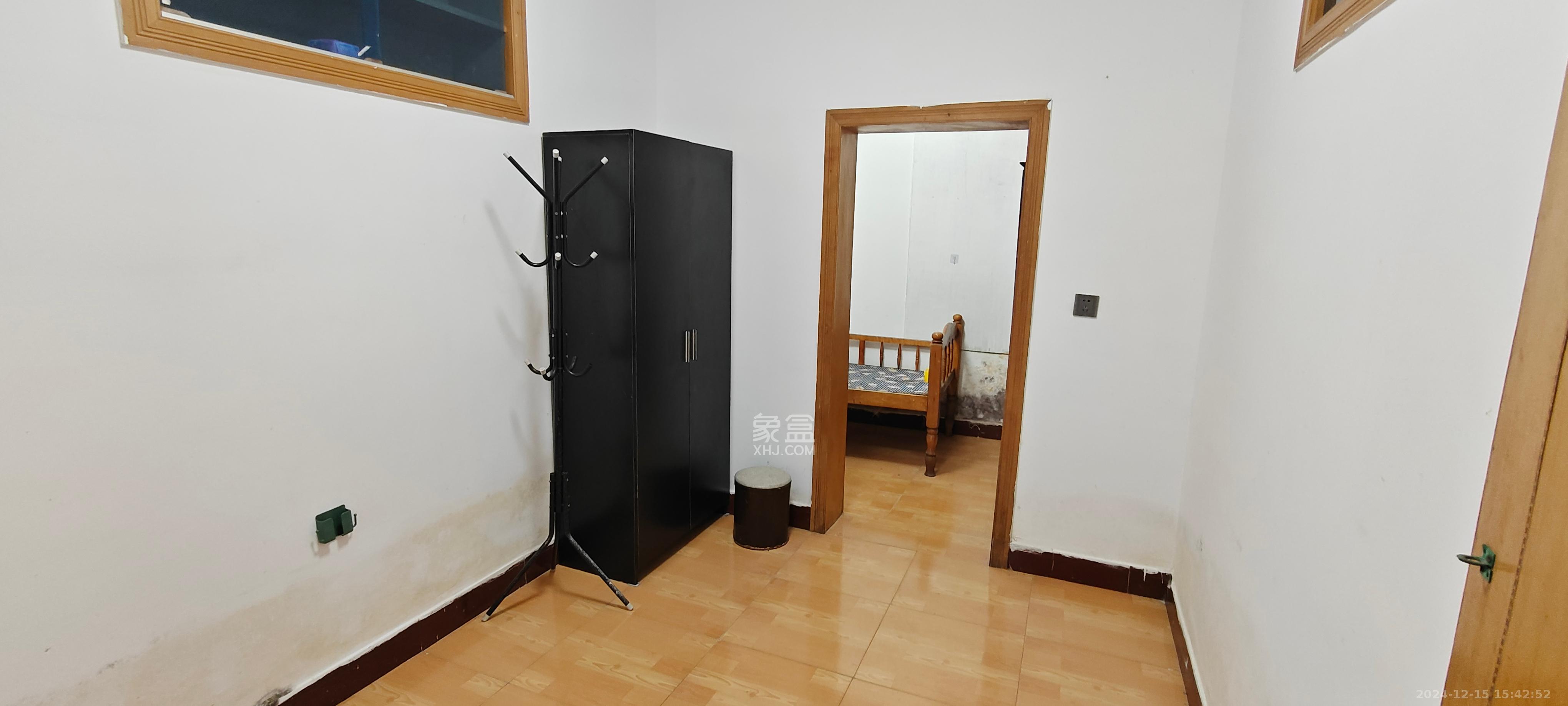 第一师范宿舍  3室1厅1卫   2500.00元/月室内图