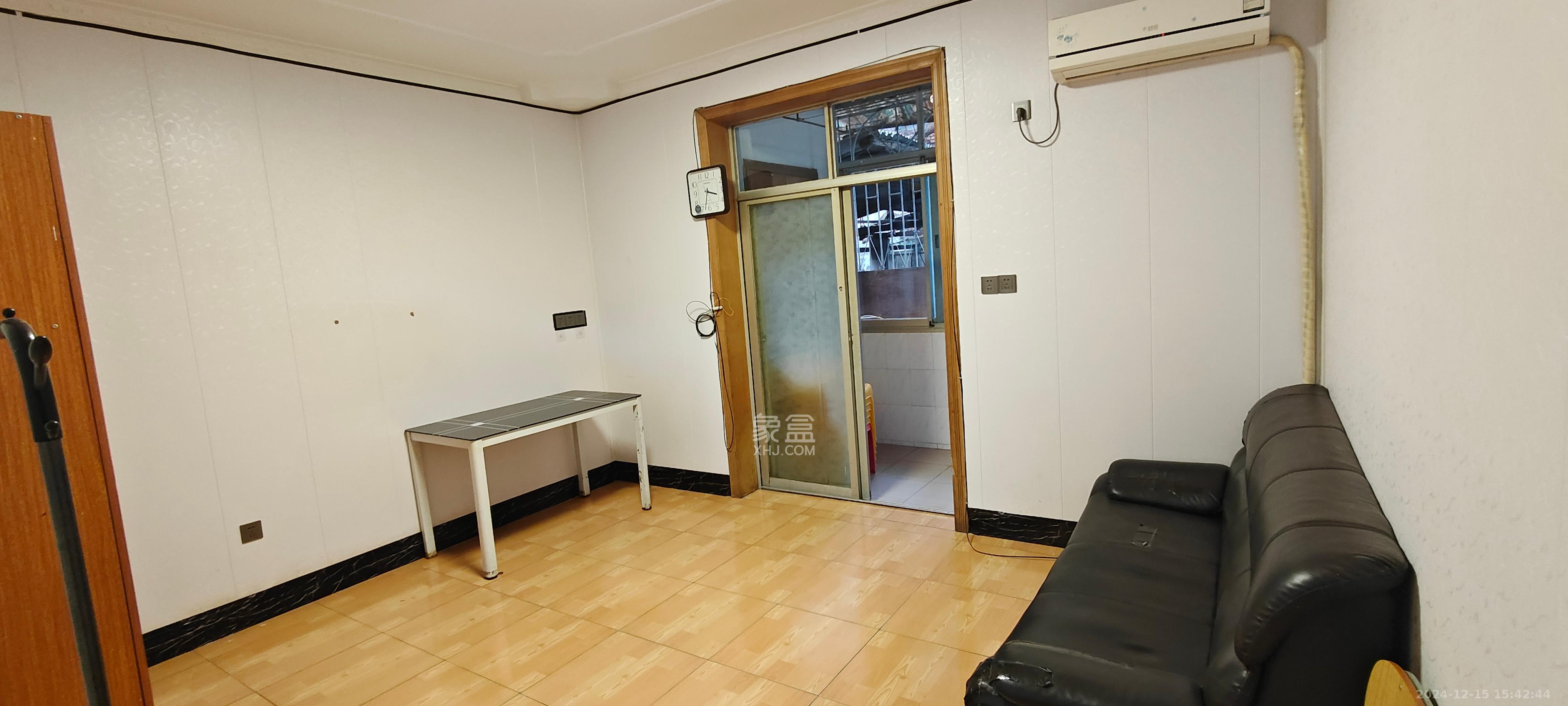 第一师范宿舍  3室1厅1卫   2500.00元/月室内图