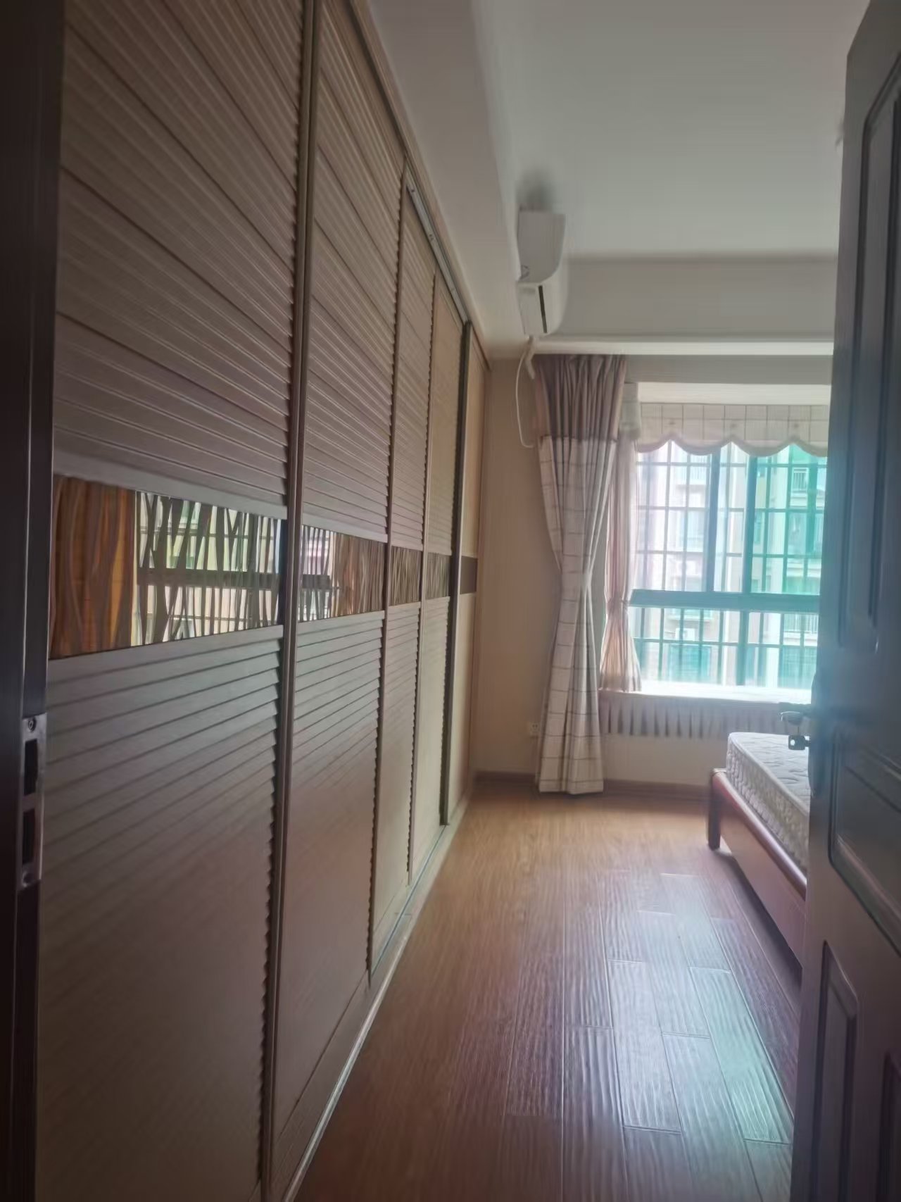 雅香苑 3室2厅2卫 2300.0元/月 雅香苑 3室2厅2卫 2300.0元/月室内图